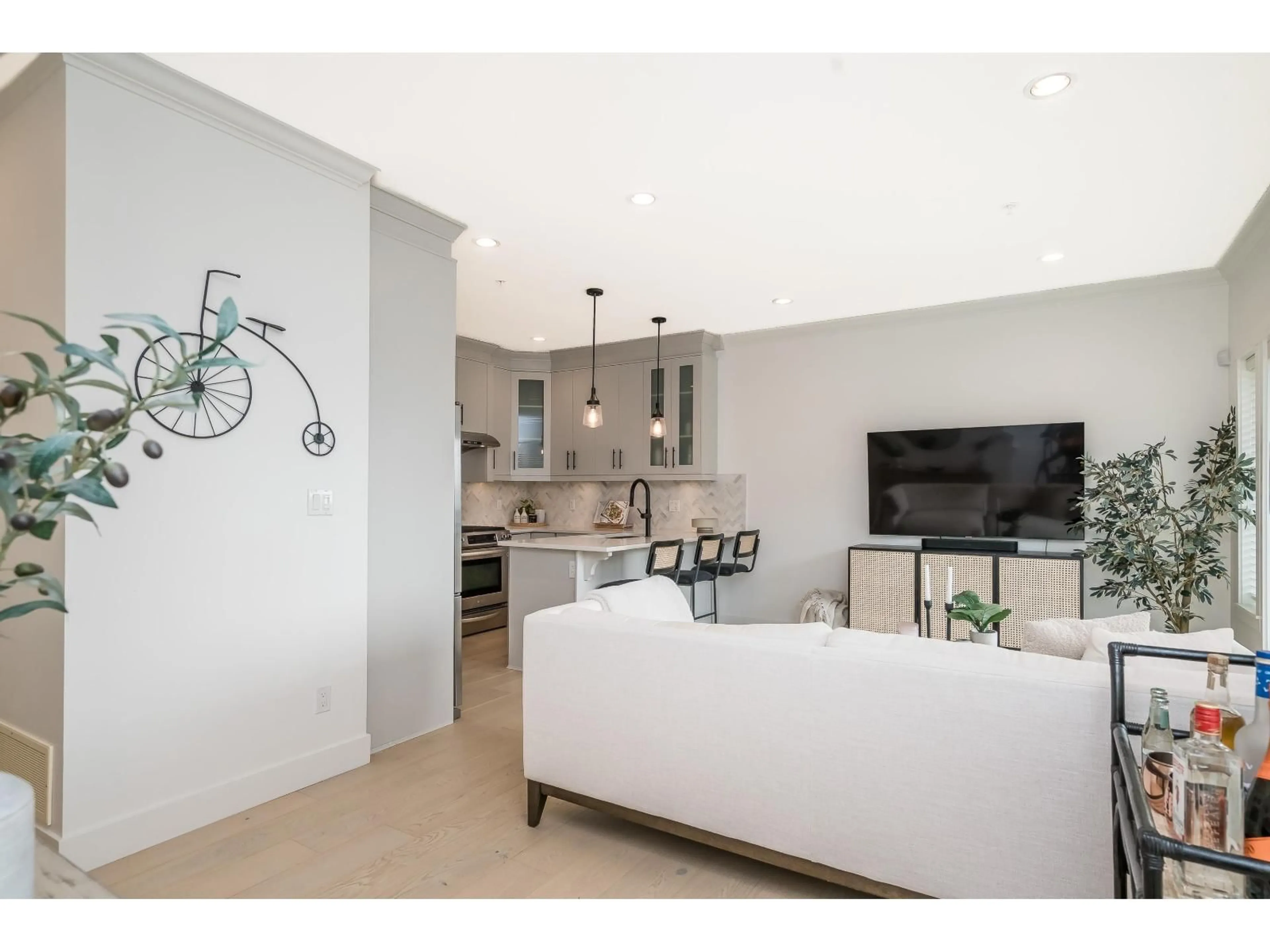 Open concept kitchen, unknown for 3 - 1424 EVERALL, White Rock British Columbia V4B3S8