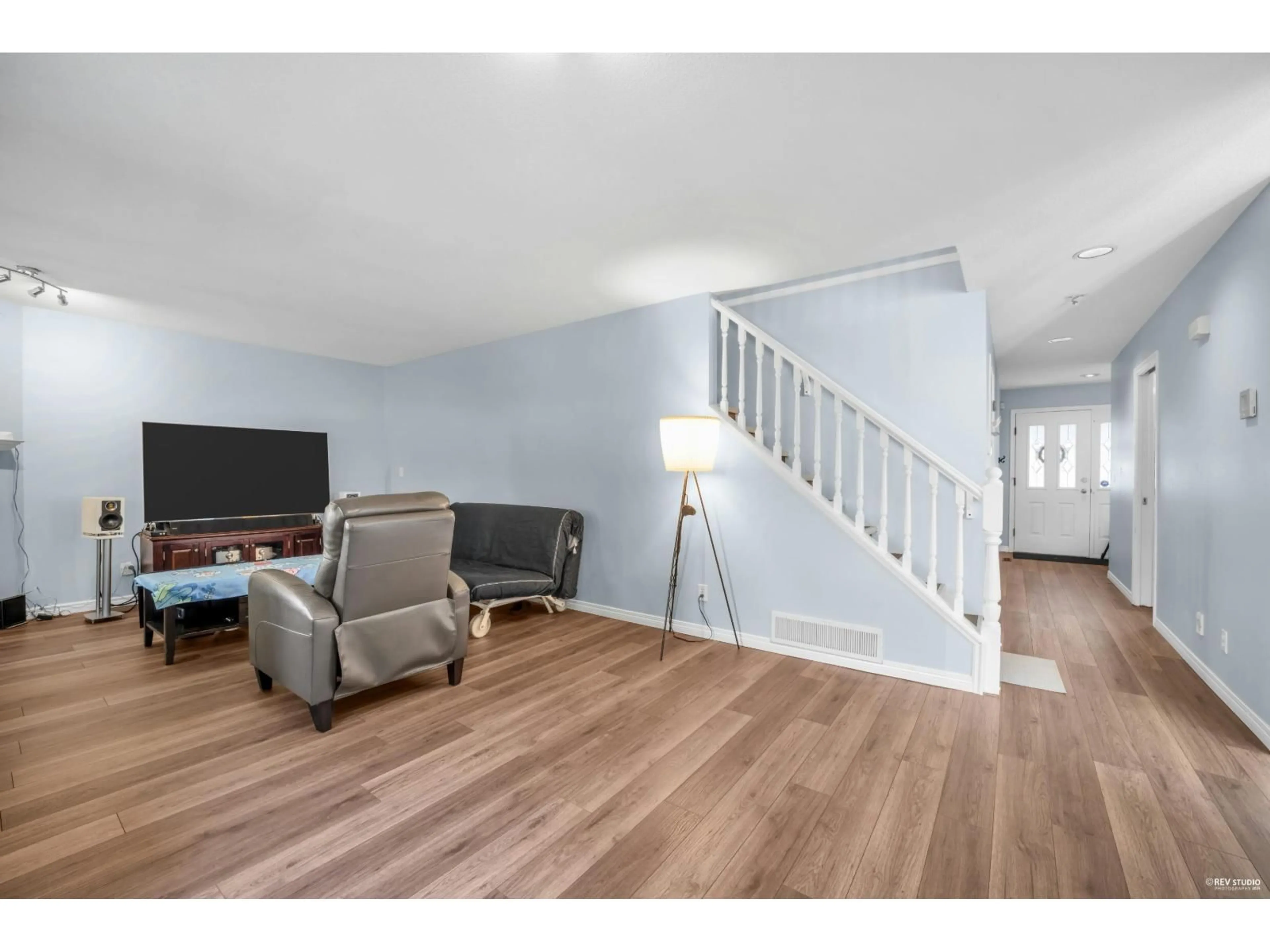 Living room with furniture, wood/laminate floor for 27 - 16155 82, Surrey British Columbia V4N0P7