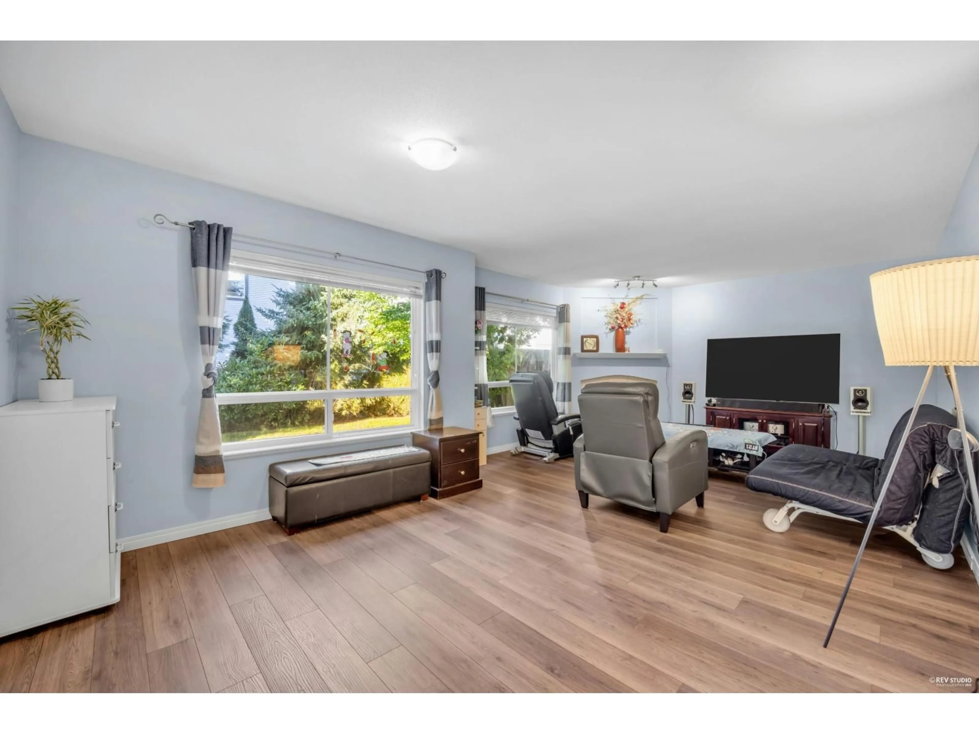 Living room with furniture, wood/laminate floor for 27 - 16155 82, Surrey British Columbia V4N0P7