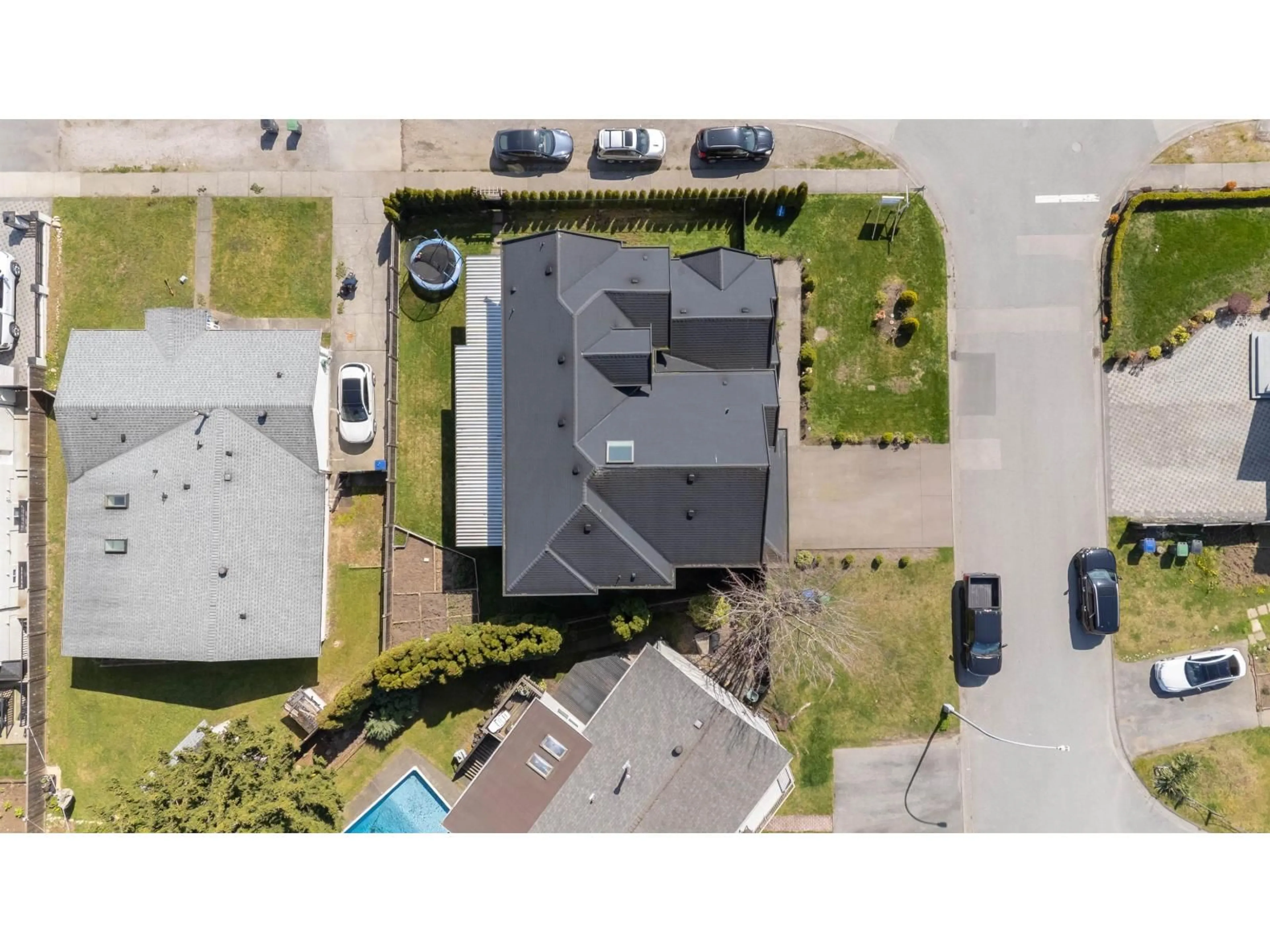 A pic from outside/outdoor area/front of a property/back of a property/a pic from drone, street for 8670 TUNIS, Surrey British Columbia V3S4Y6