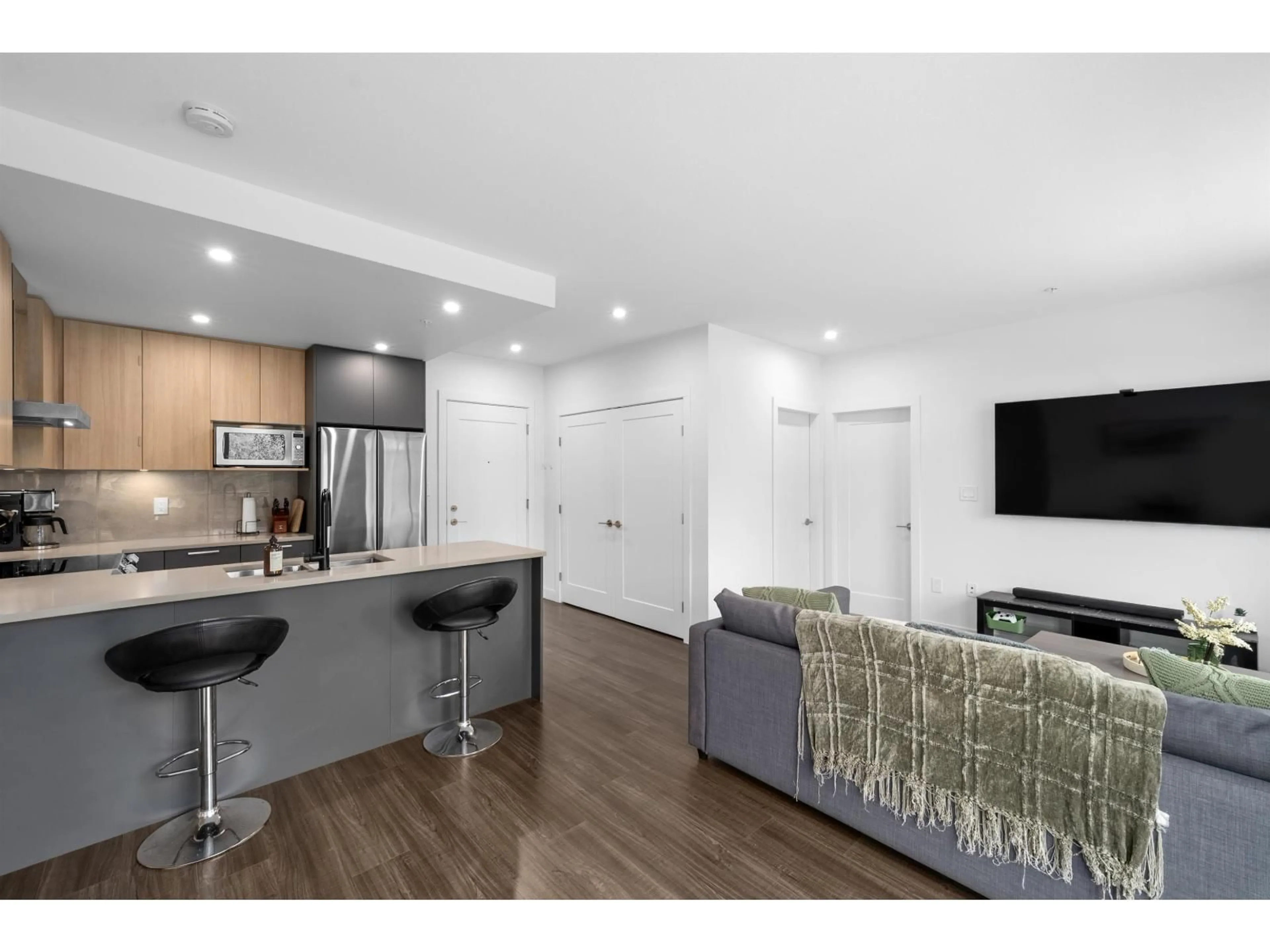 Open concept kitchen, wood/laminate floor for 411 - 31940 RAVEN, Mission British Columbia V2V0L1