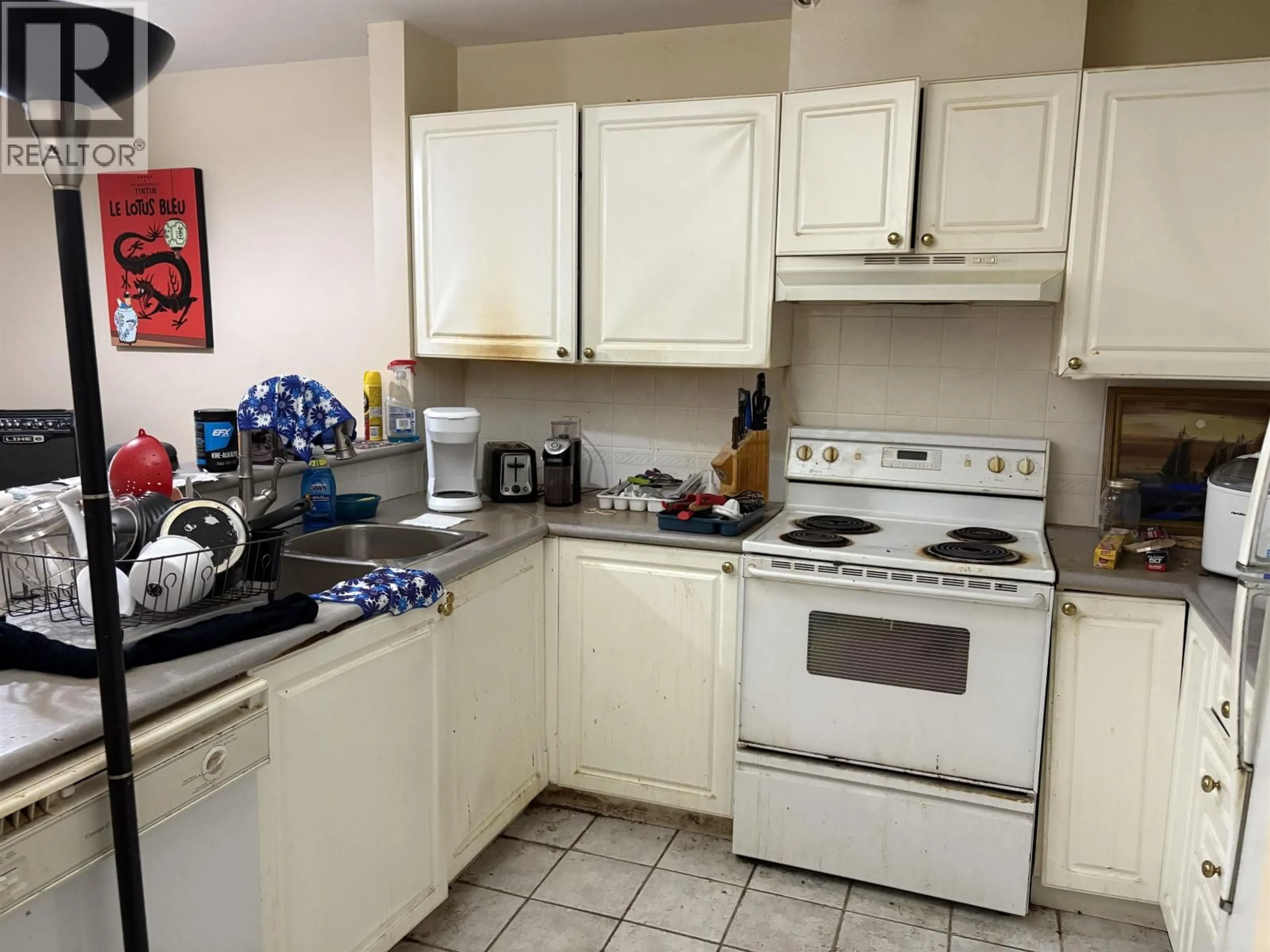 Standard kitchen, unknown for 204 - 137 17TH STREET, North Vancouver British Columbia V7M1V5
