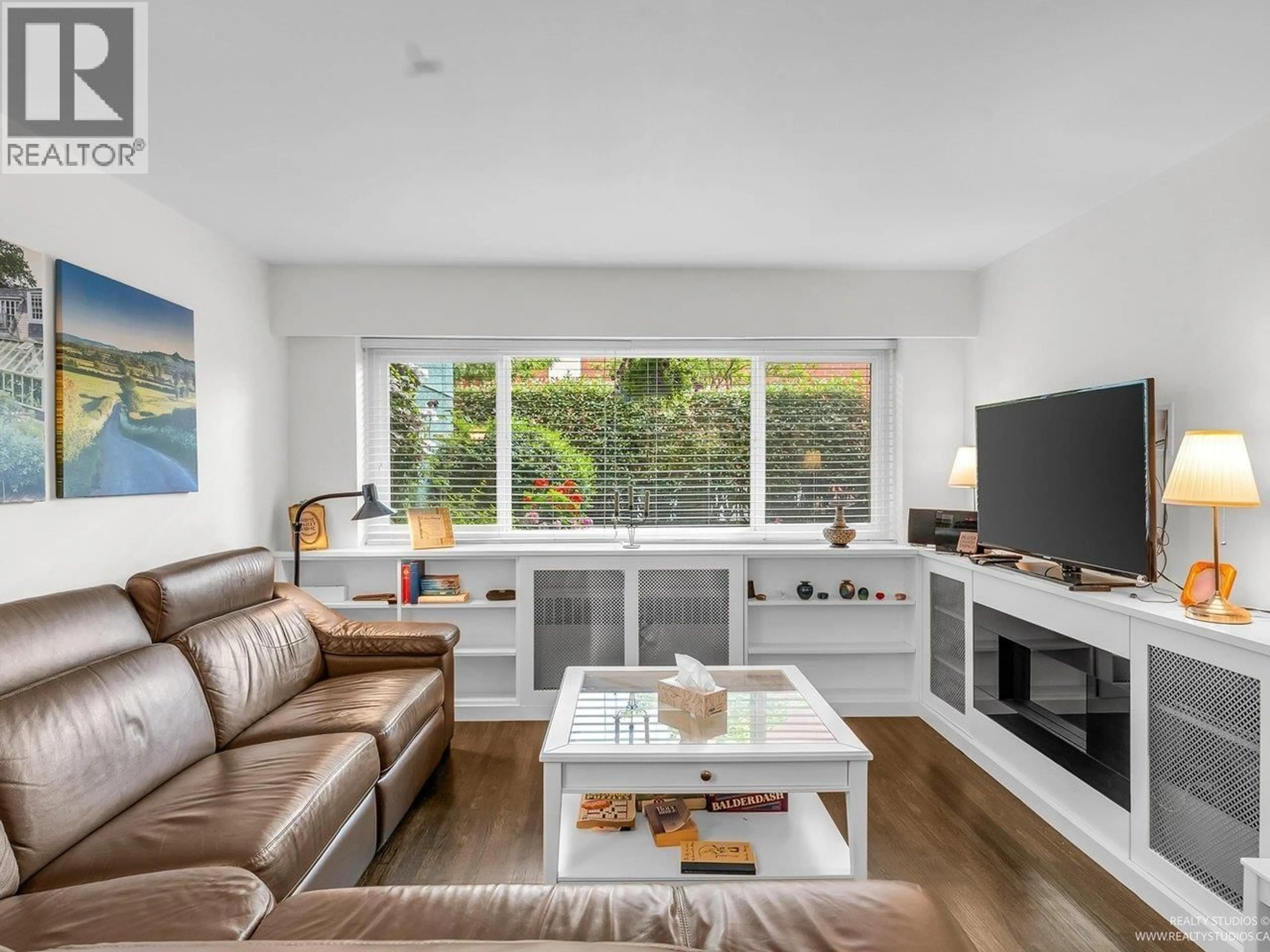 Living room with furniture, wood/laminate floor for 3 - 2146 43RD AVENUE, Vancouver British Columbia V6M2E1