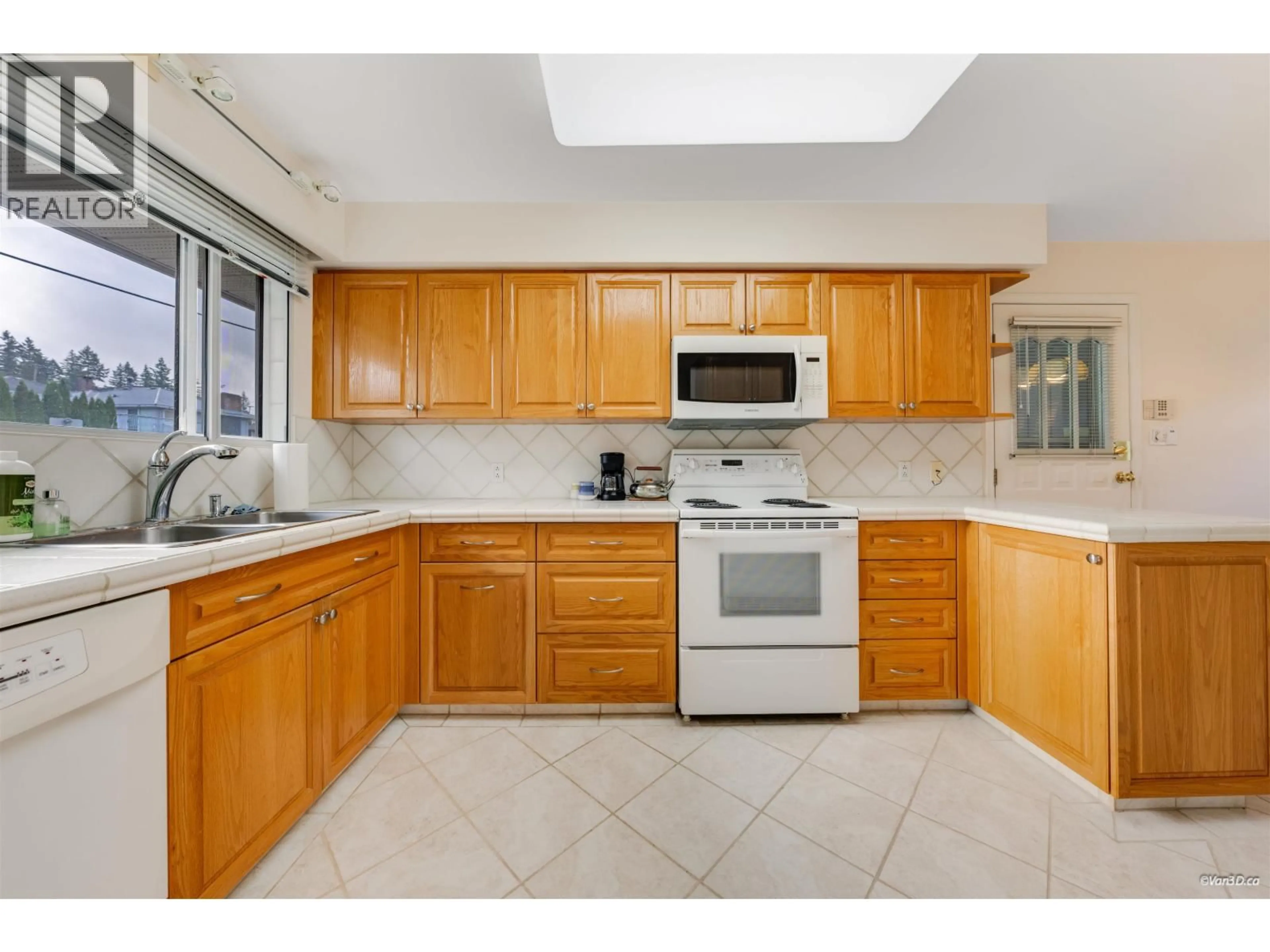 Standard kitchen, ceramic/tile floor for 854 KINSAC STREET, Coquitlam British Columbia V3J4T7