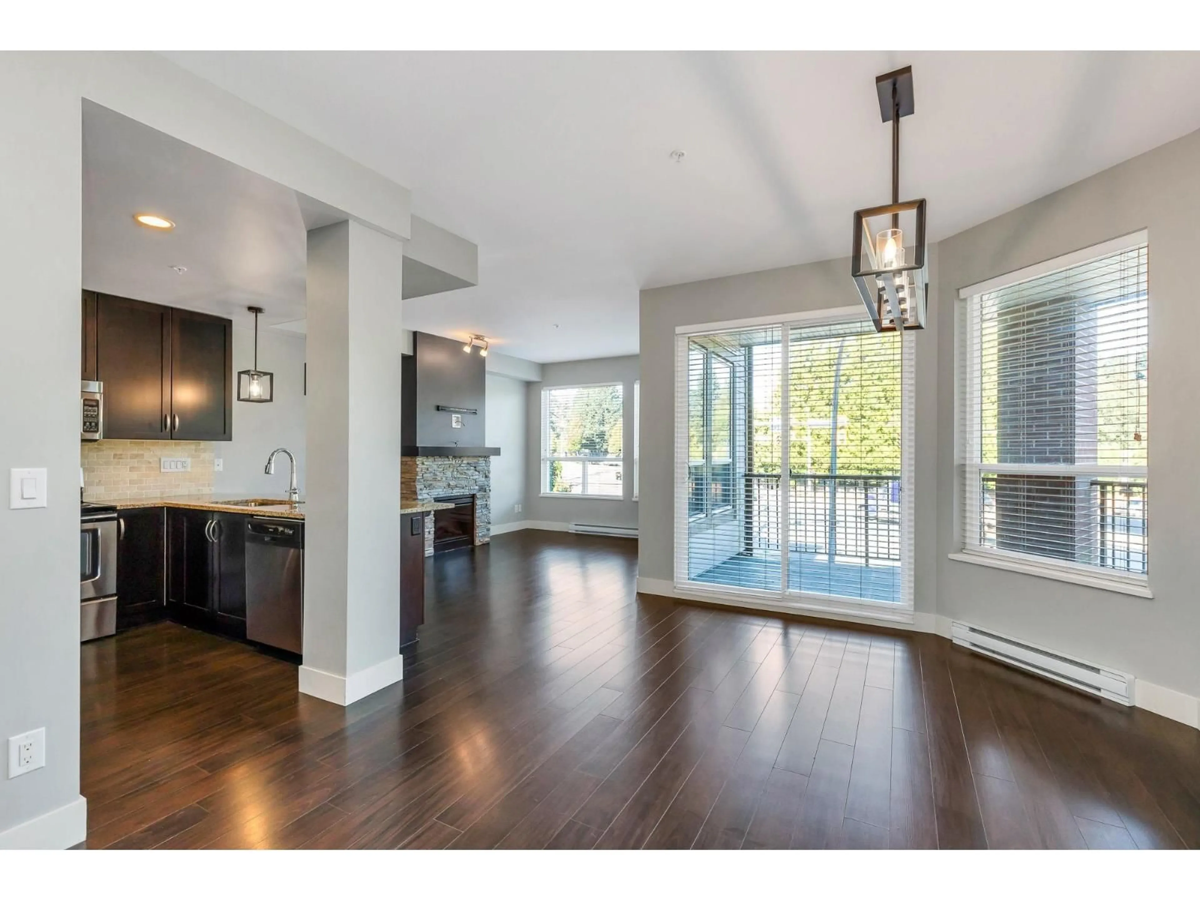 Open concept kitchen, wood/laminate floor for 210 - 3192 GLADWIN, Abbotsford British Columbia V2T6M9