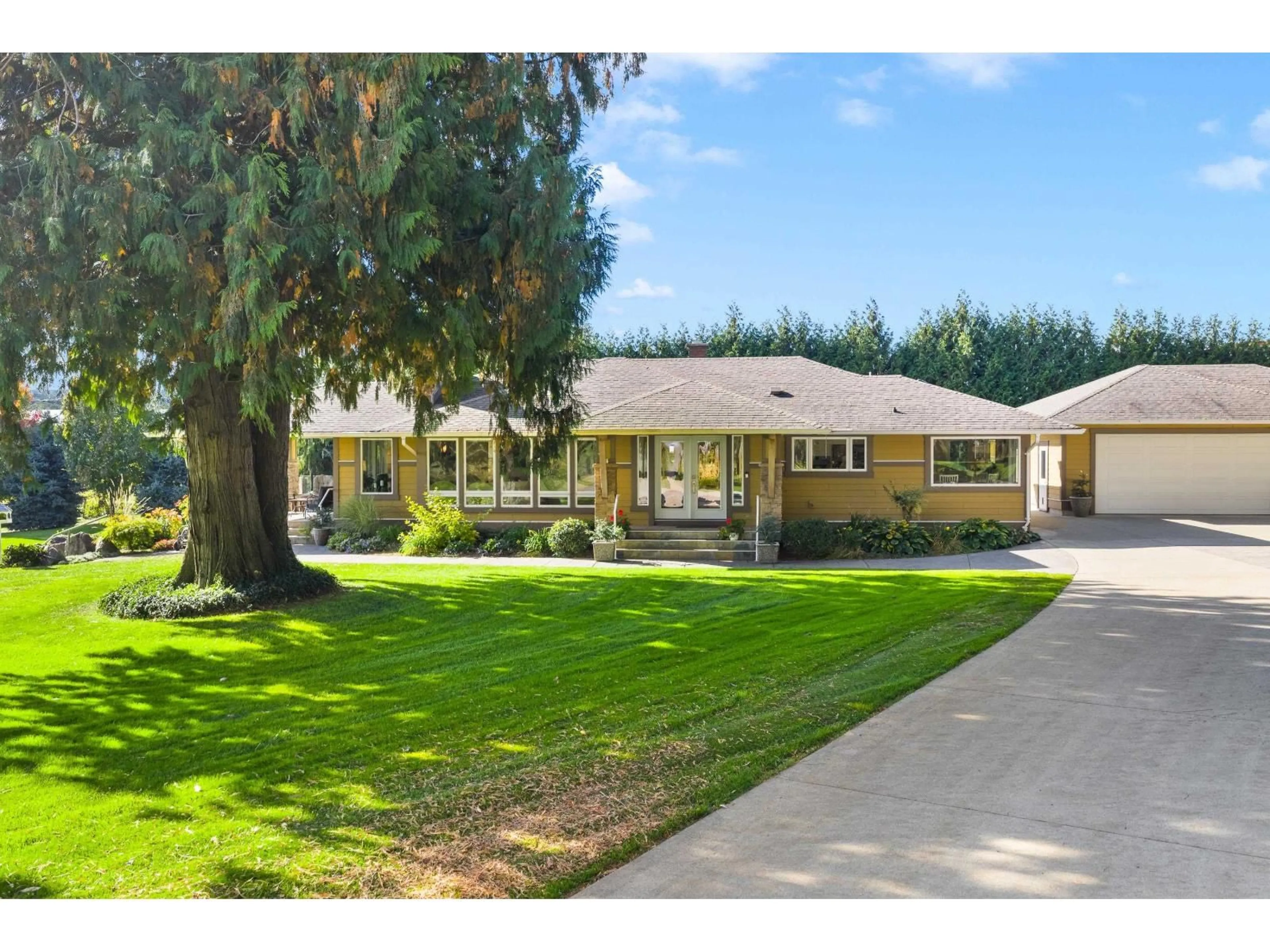A pic from outside/outdoor area/front of a property/back of a property/a pic from drone, street for 197 CLEARBROOK, Abbotsford British Columbia V2T5X1