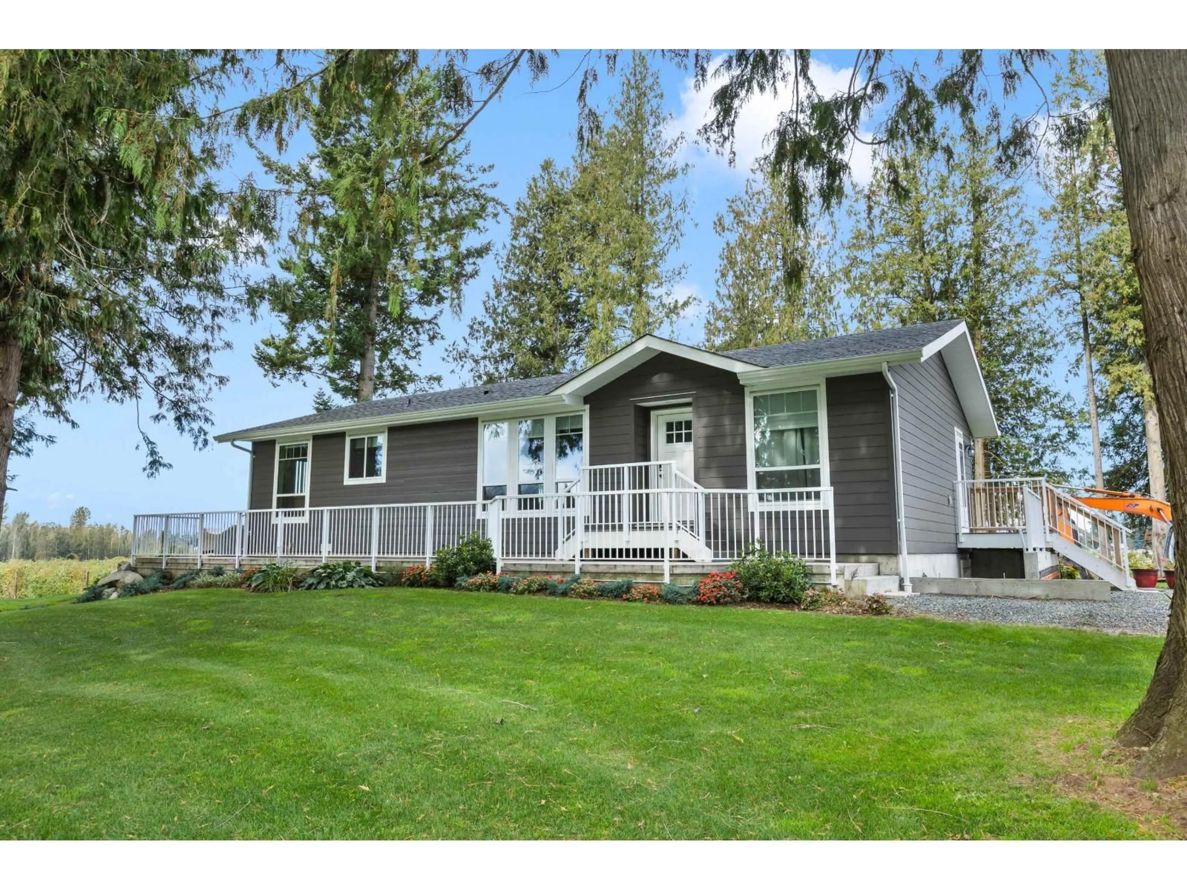 Home with vinyl exterior material, water/lake/river/ocean view for 197 CLEARBROOK, Abbotsford British Columbia V2T5X1