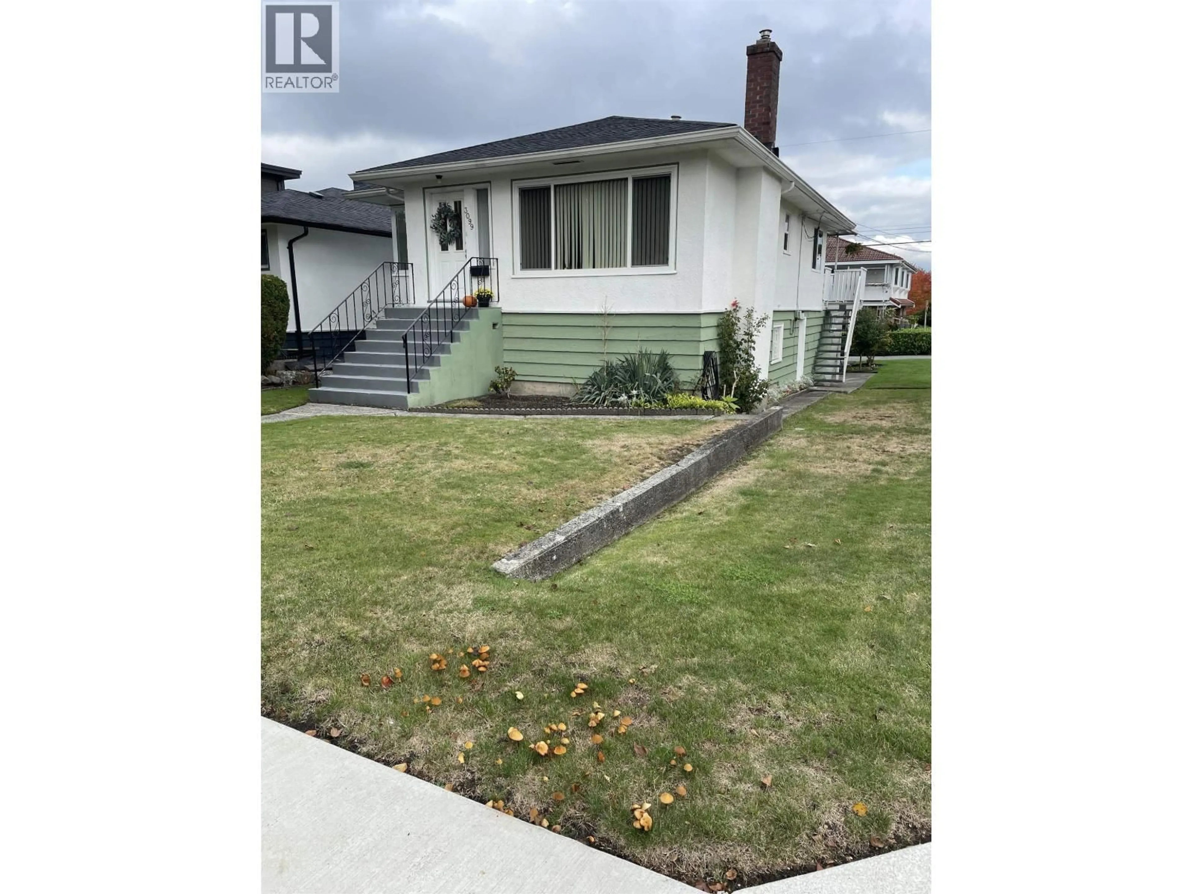 A pic from outside/outdoor area/front of a property/back of a property/a pic from drone, street for 3099 18TH AVENUE, Vancouver British Columbia V5M2R4