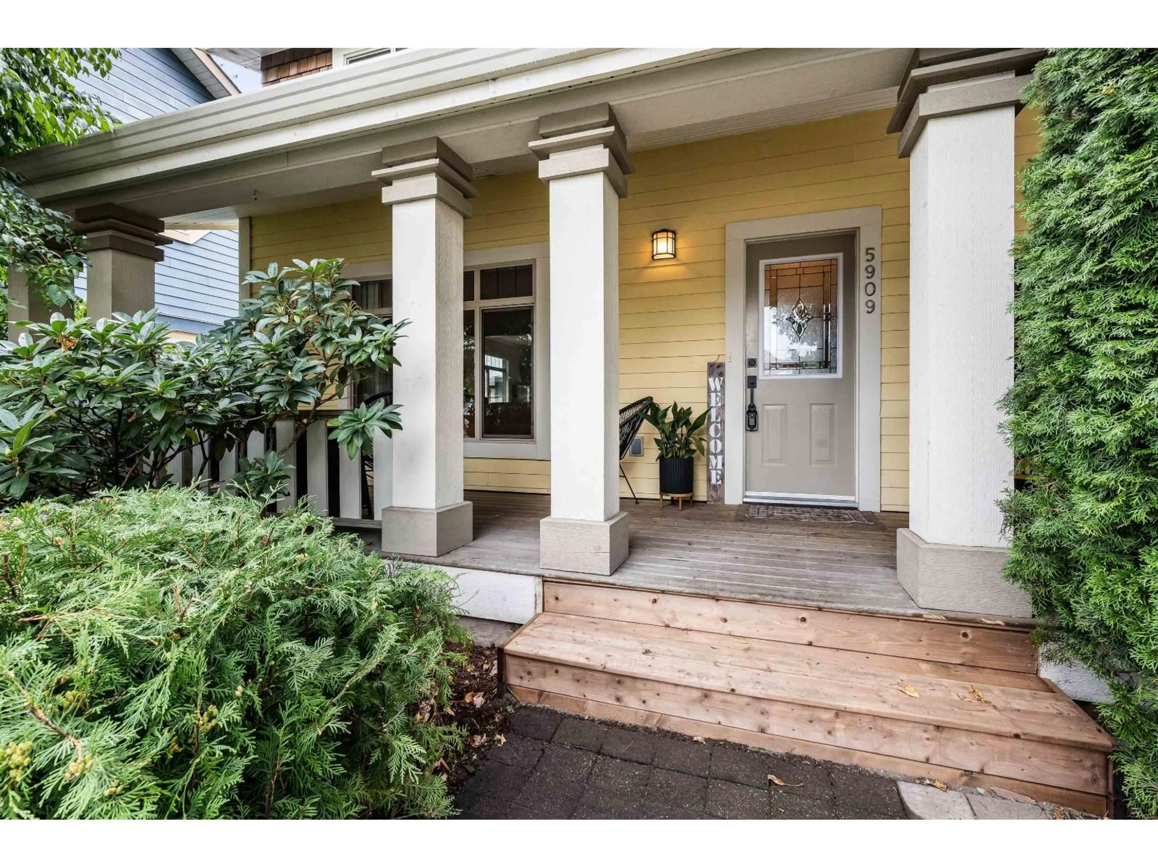 Indoor entryway for 5909 COWICHAN STREET, Chilliwack British Columbia V2R0G8