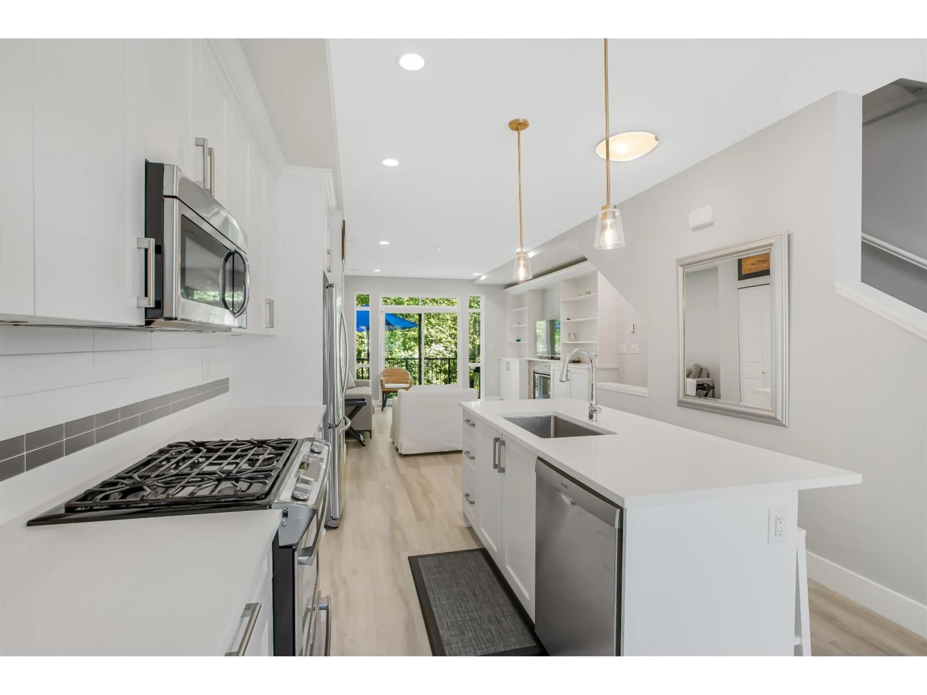 Open concept kitchen, ceramic/tile floor for 61 - 3039 156, Surrey British Columbia V3Z6T5