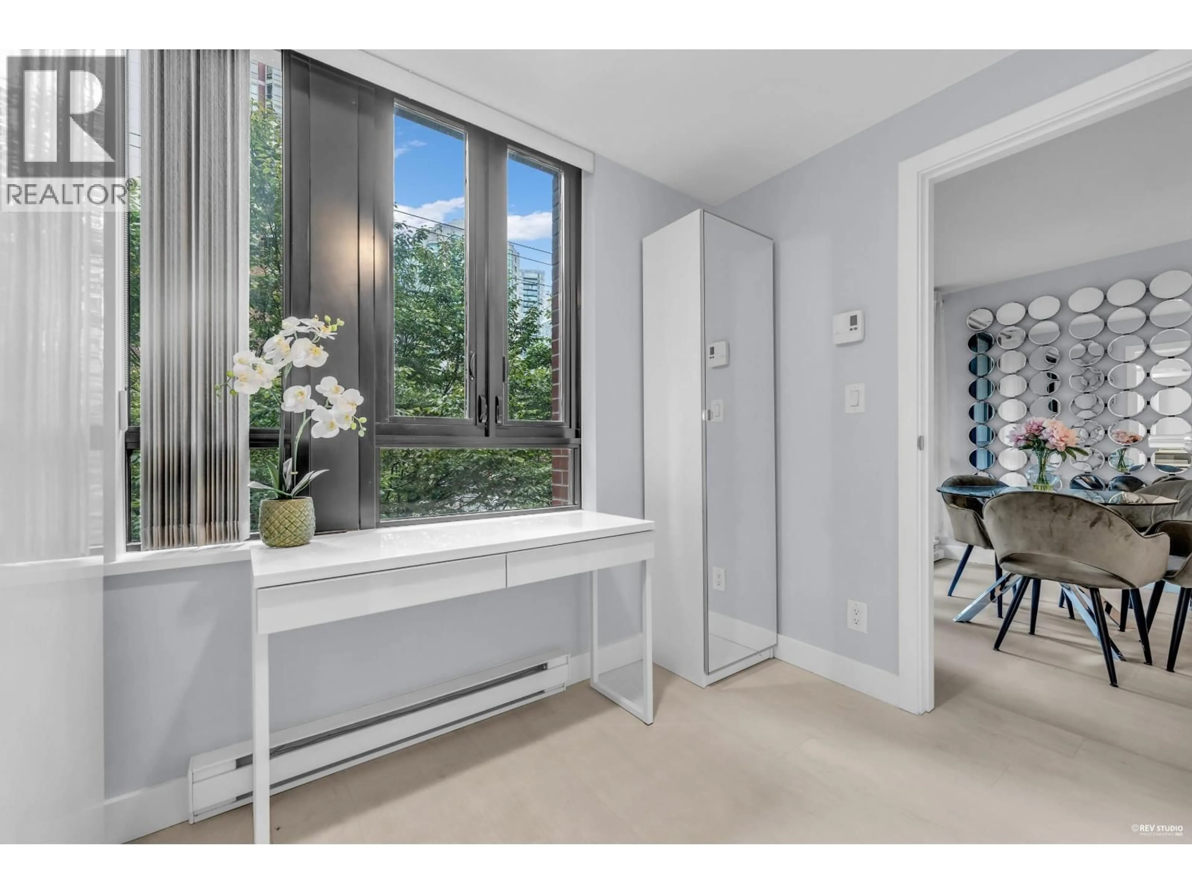 Indoor entryway for 410 - 909 MAINLAND STREET, Vancouver British Columbia V6B1S3