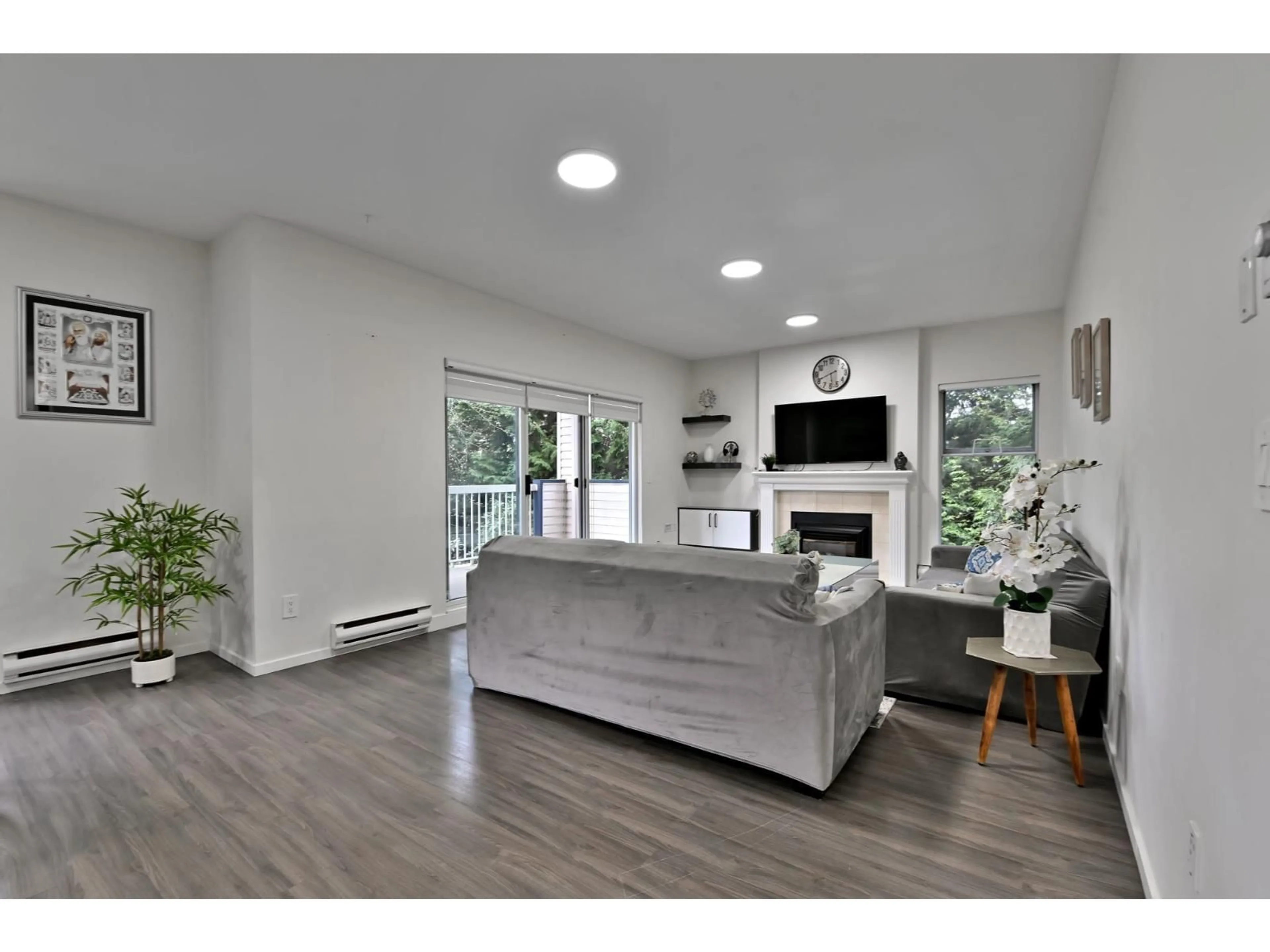 Living room with furniture, wood/laminate floor for 215 - 13918 72, Surrey British Columbia V3W0T4