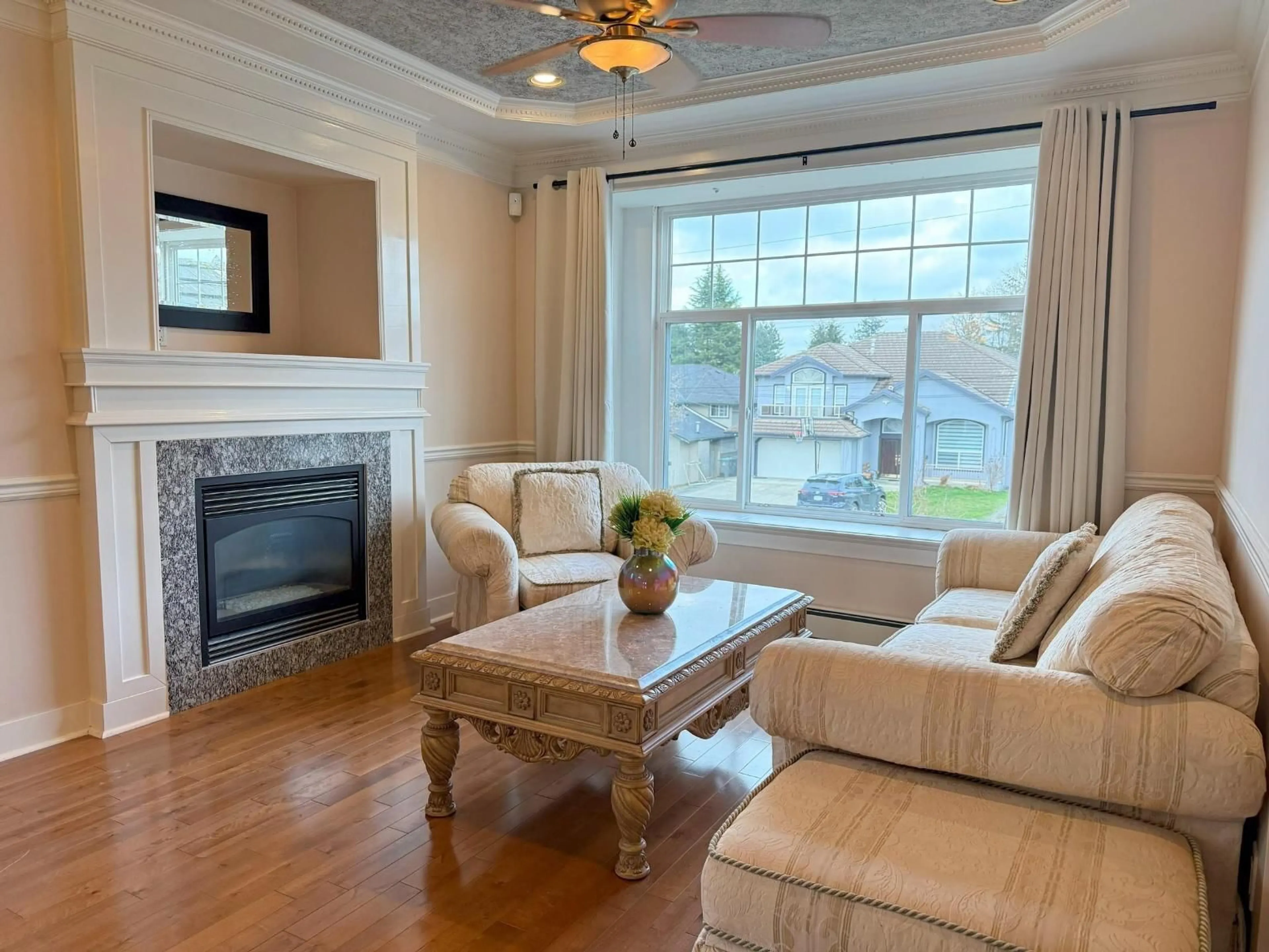 Living room with furniture, unknown for 10955 131A, Surrey British Columbia V3T3R8