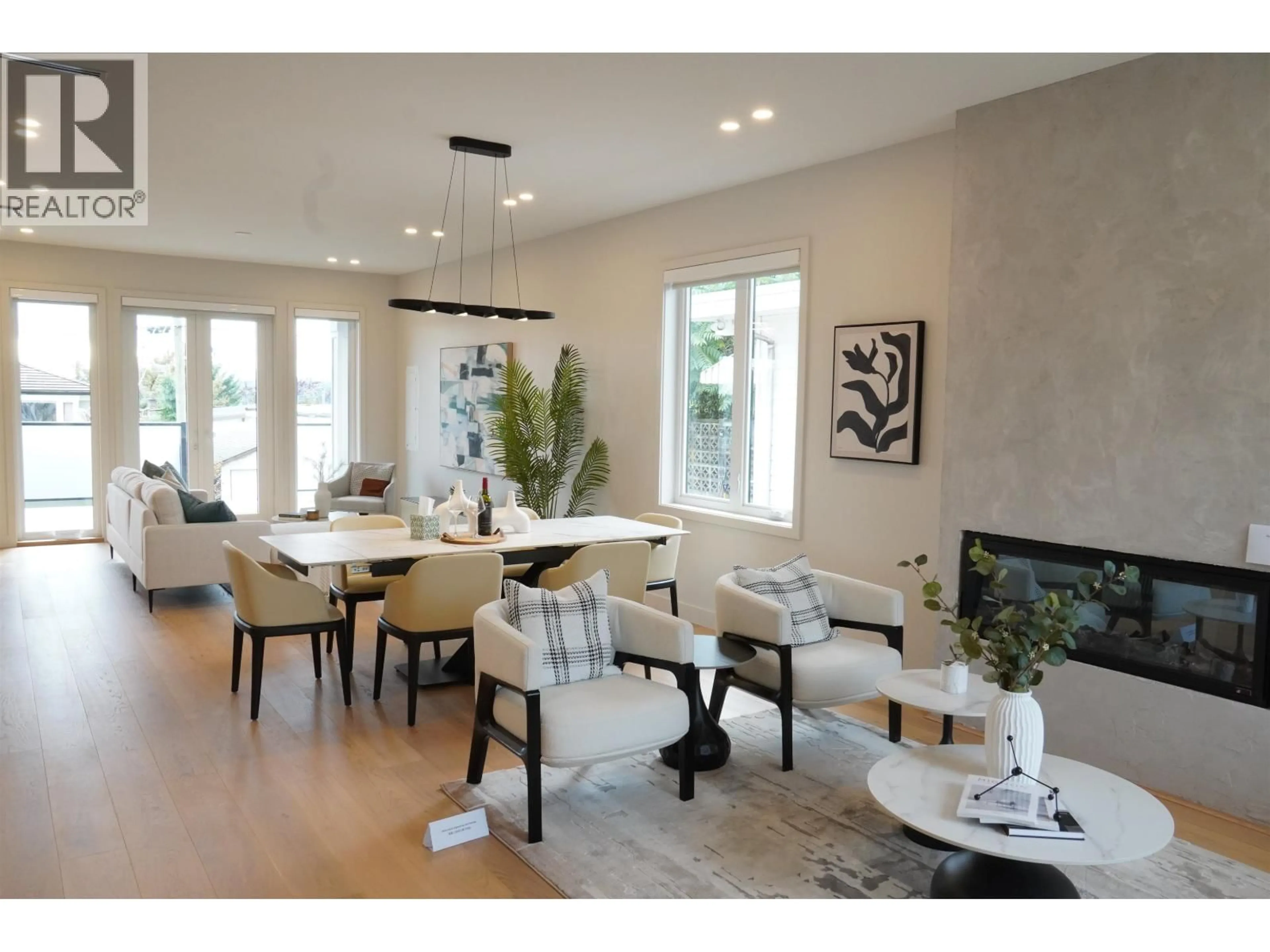 Dining room, wood/laminate floor for 6250 KITCHENER STREET, Burnaby British Columbia V5B2J4