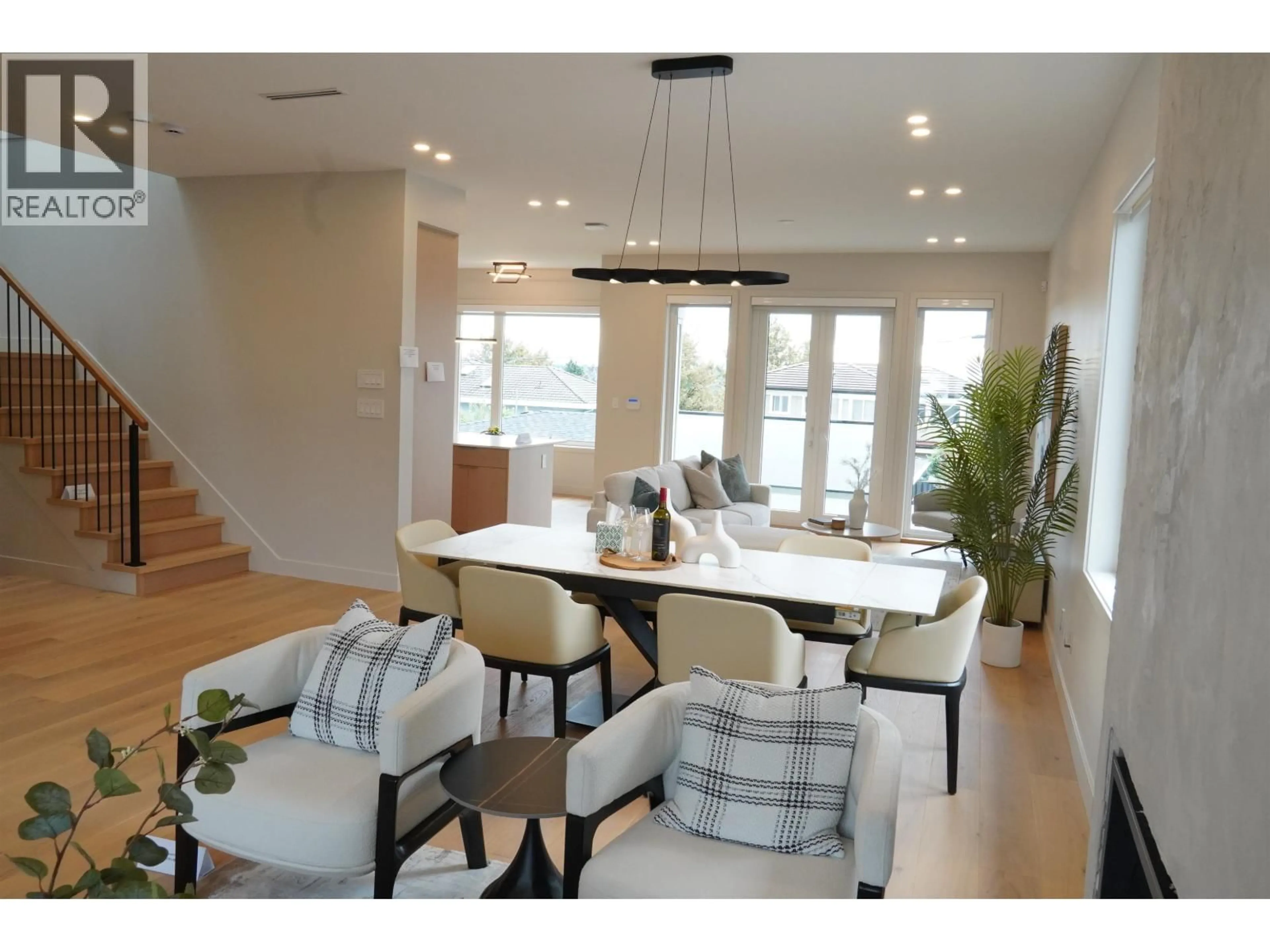 Dining room, wood/laminate floor for 6250 KITCHENER STREET, Burnaby British Columbia V5B2J4