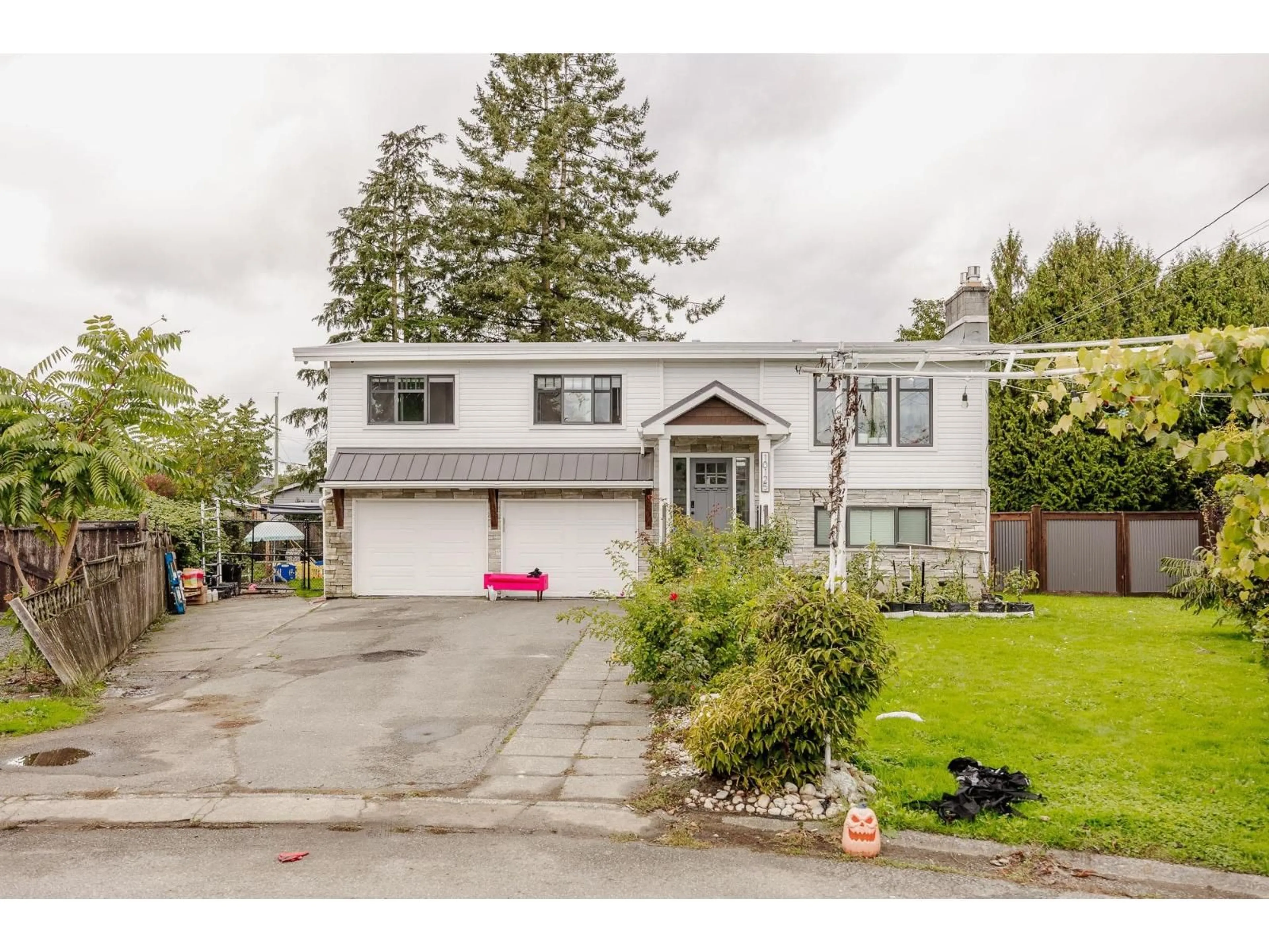 Home with vinyl exterior material, street for 10125 SHAMROCK DRIVE, Chilliwack British Columbia V2P5L3
