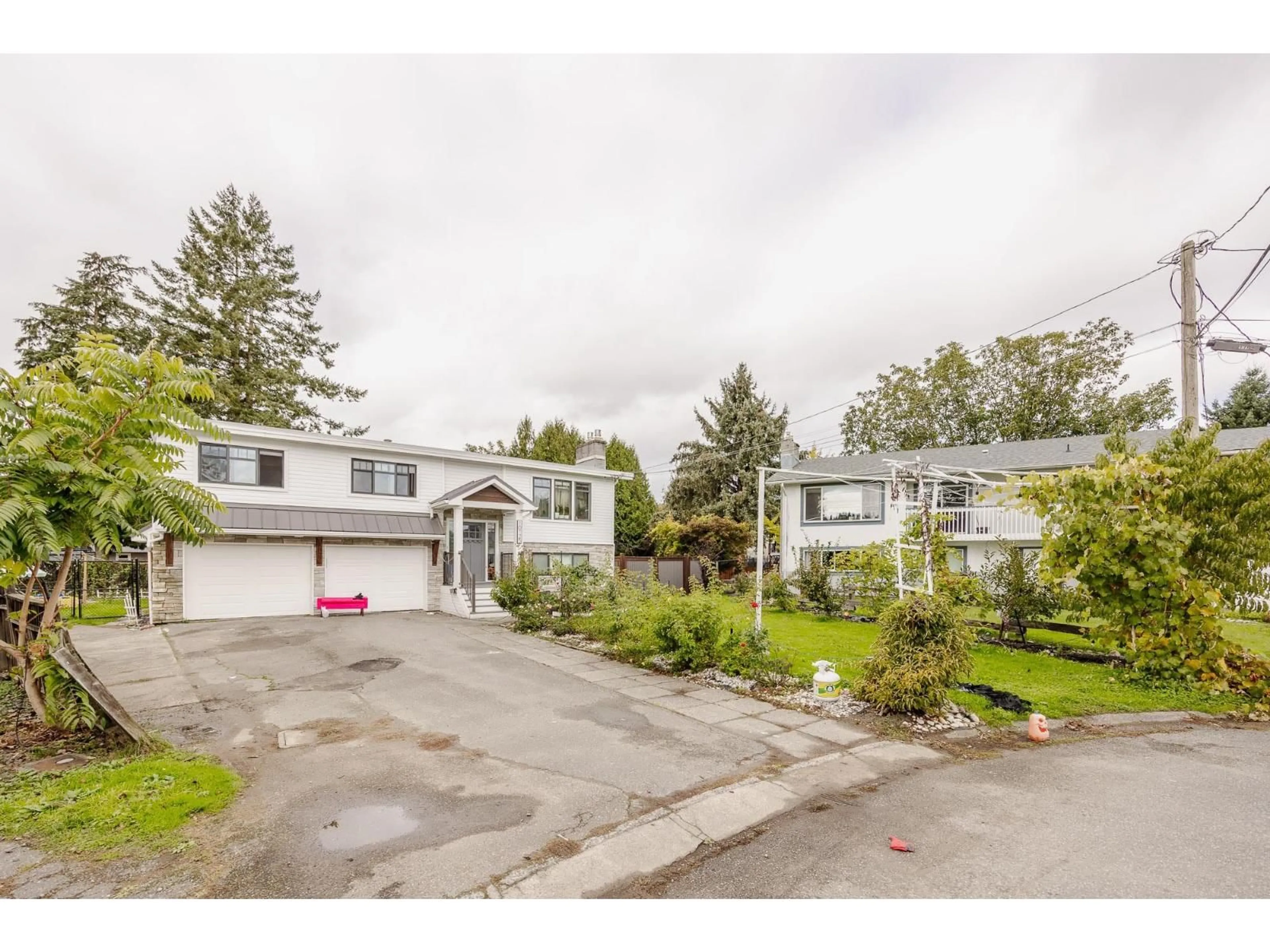 A pic from outside/outdoor area/front of a property/back of a property/a pic from drone, street for 10125 SHAMROCK DRIVE, Chilliwack British Columbia V2P5L3
