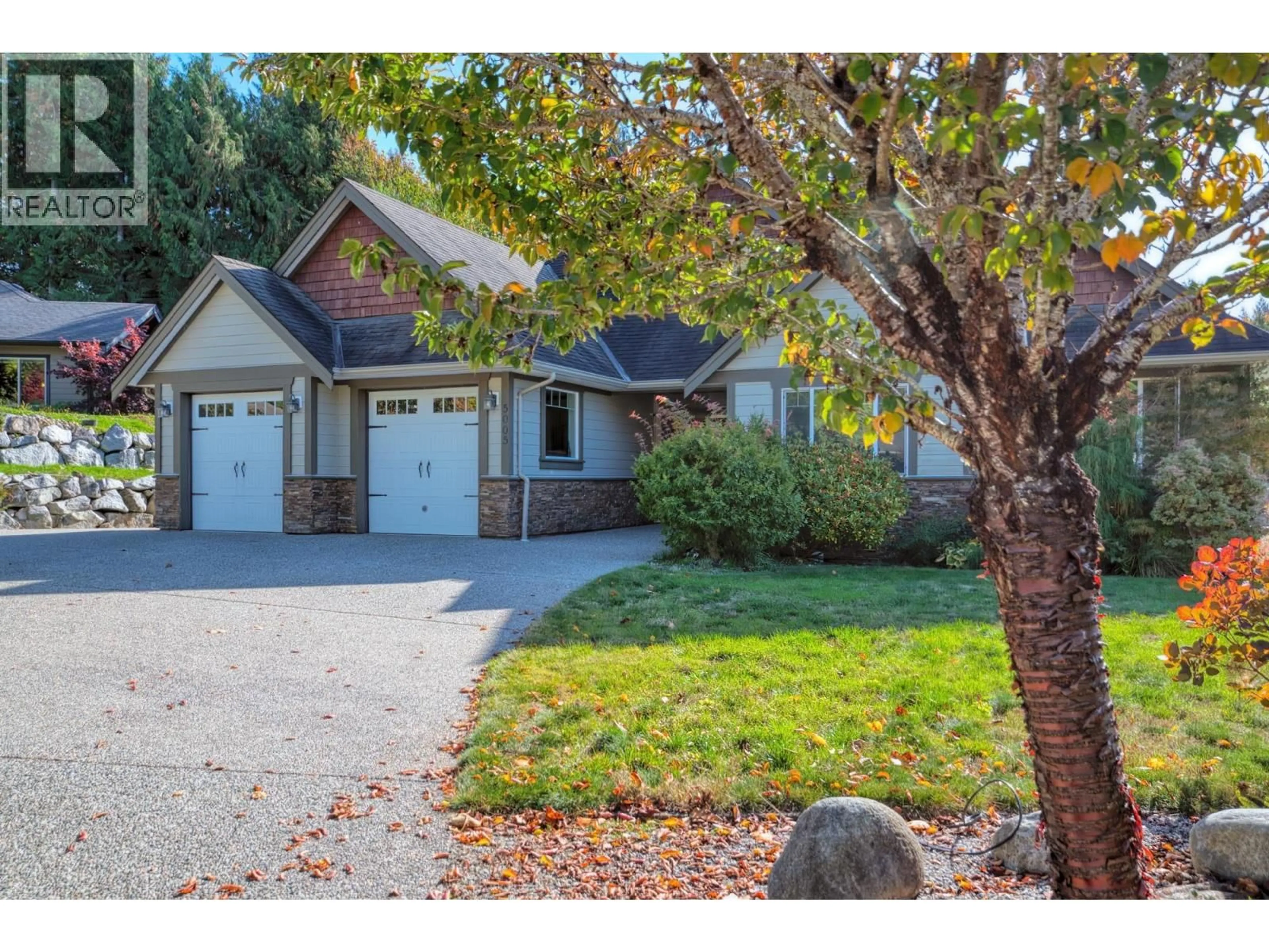 Home with vinyl exterior material, street for 5005 BAY ROAD, Sechelt British Columbia V7Z0E9