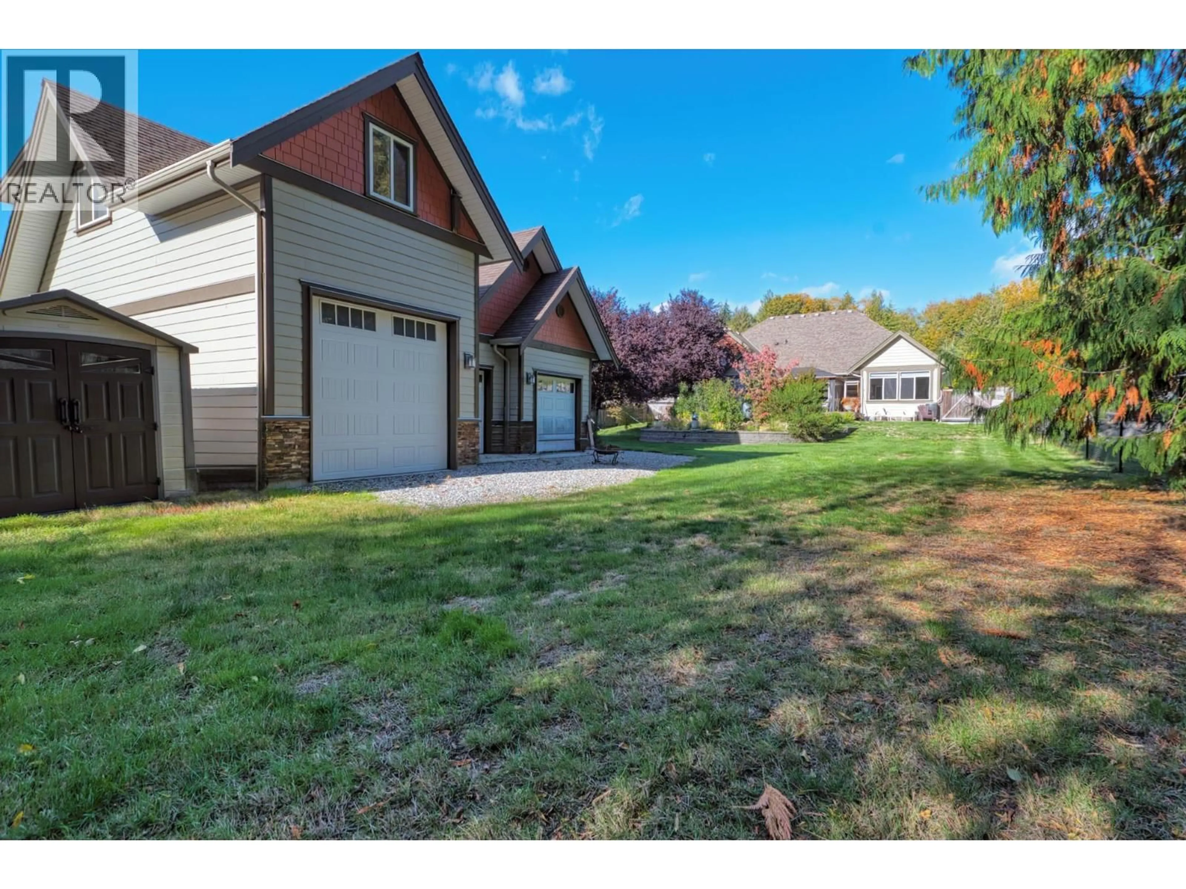 A pic from outside/outdoor area/front of a property/back of a property/a pic from drone, street for 5005 BAY ROAD, Sechelt British Columbia V7Z0E9