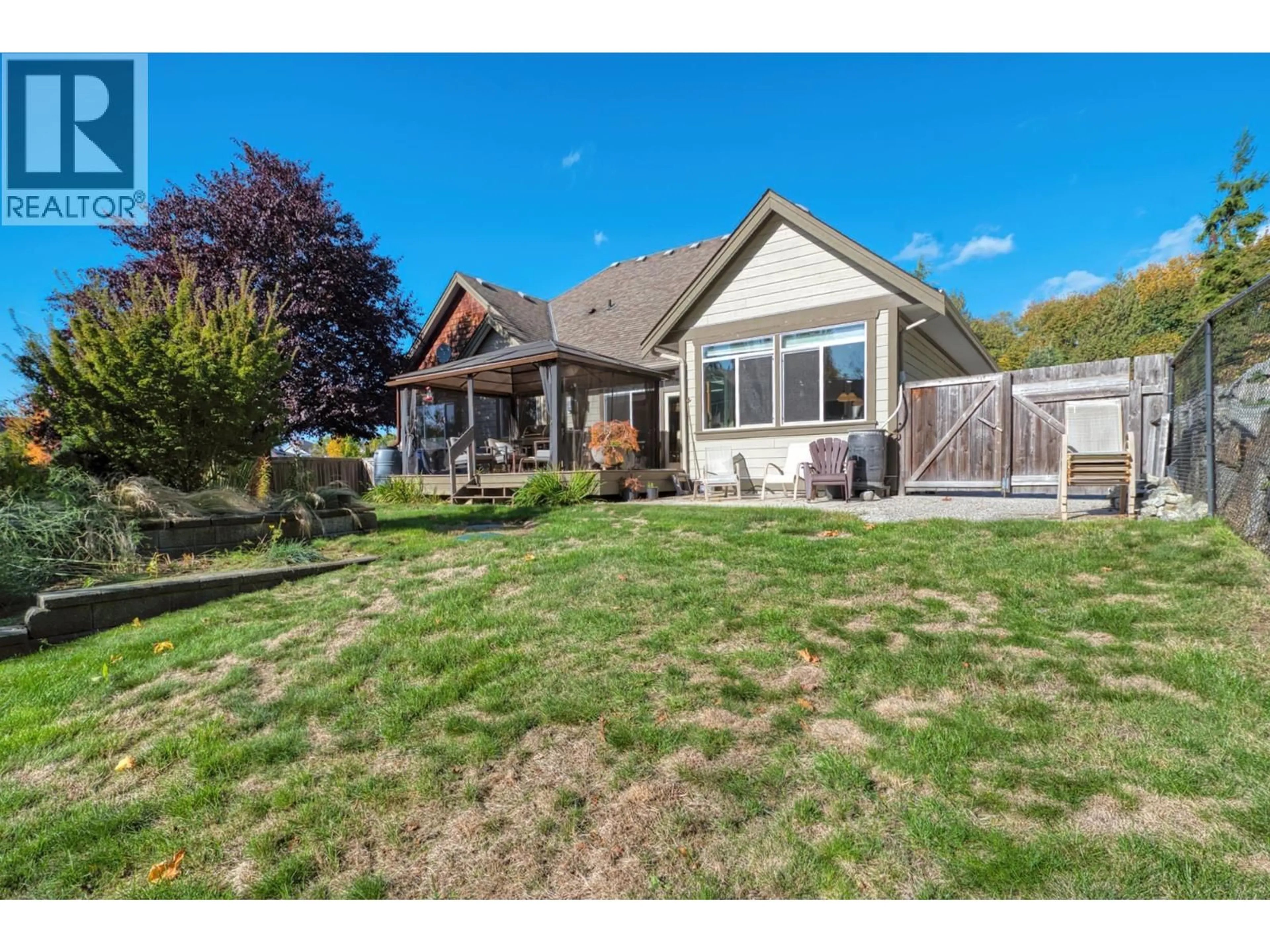 A pic from outside/outdoor area/front of a property/back of a property/a pic from drone, street for 5005 BAY ROAD, Sechelt British Columbia V7Z0E9