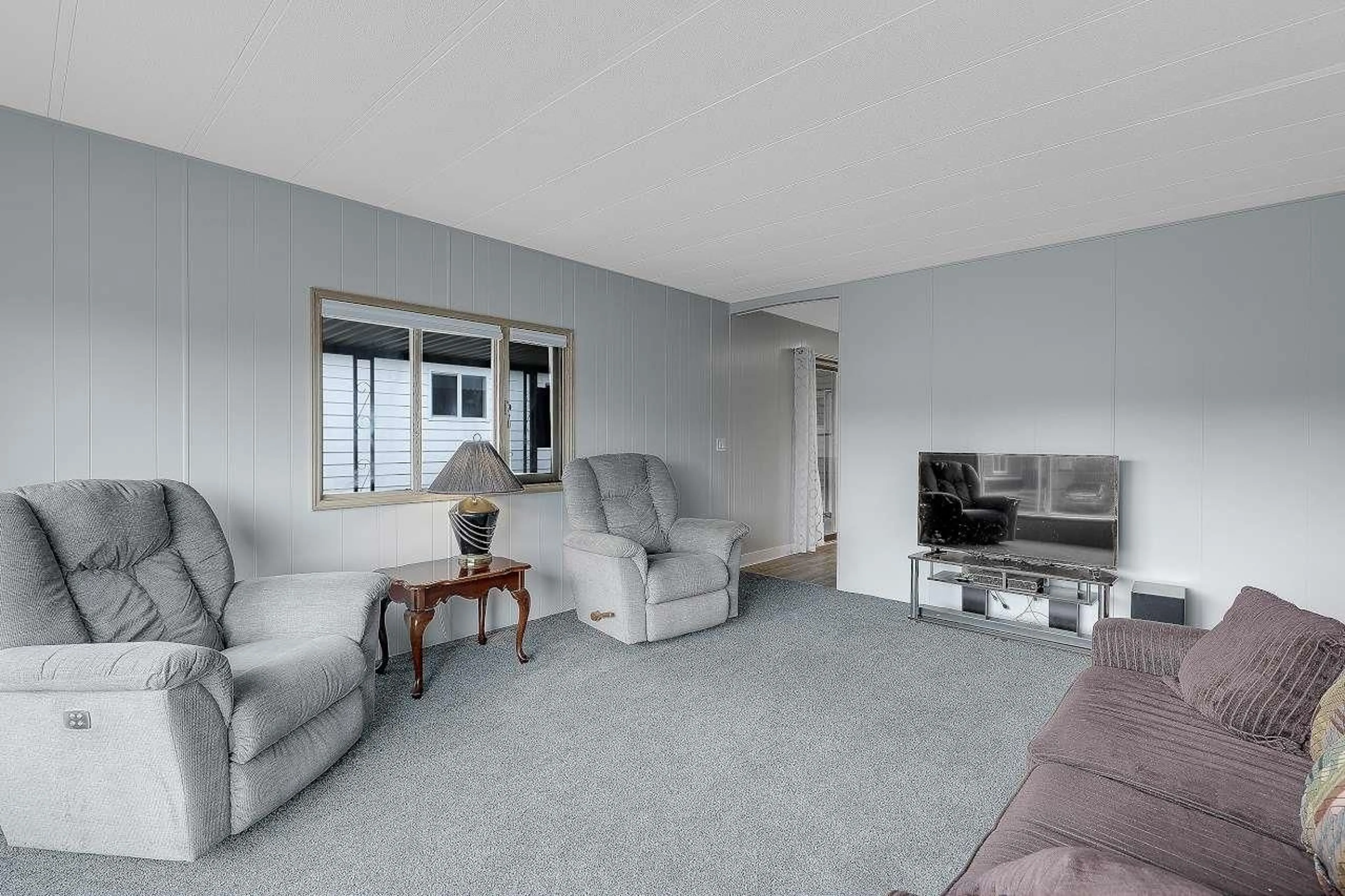 Living room with furniture, unknown for 43 - 15875 20, Surrey British Columbia V4A2B1