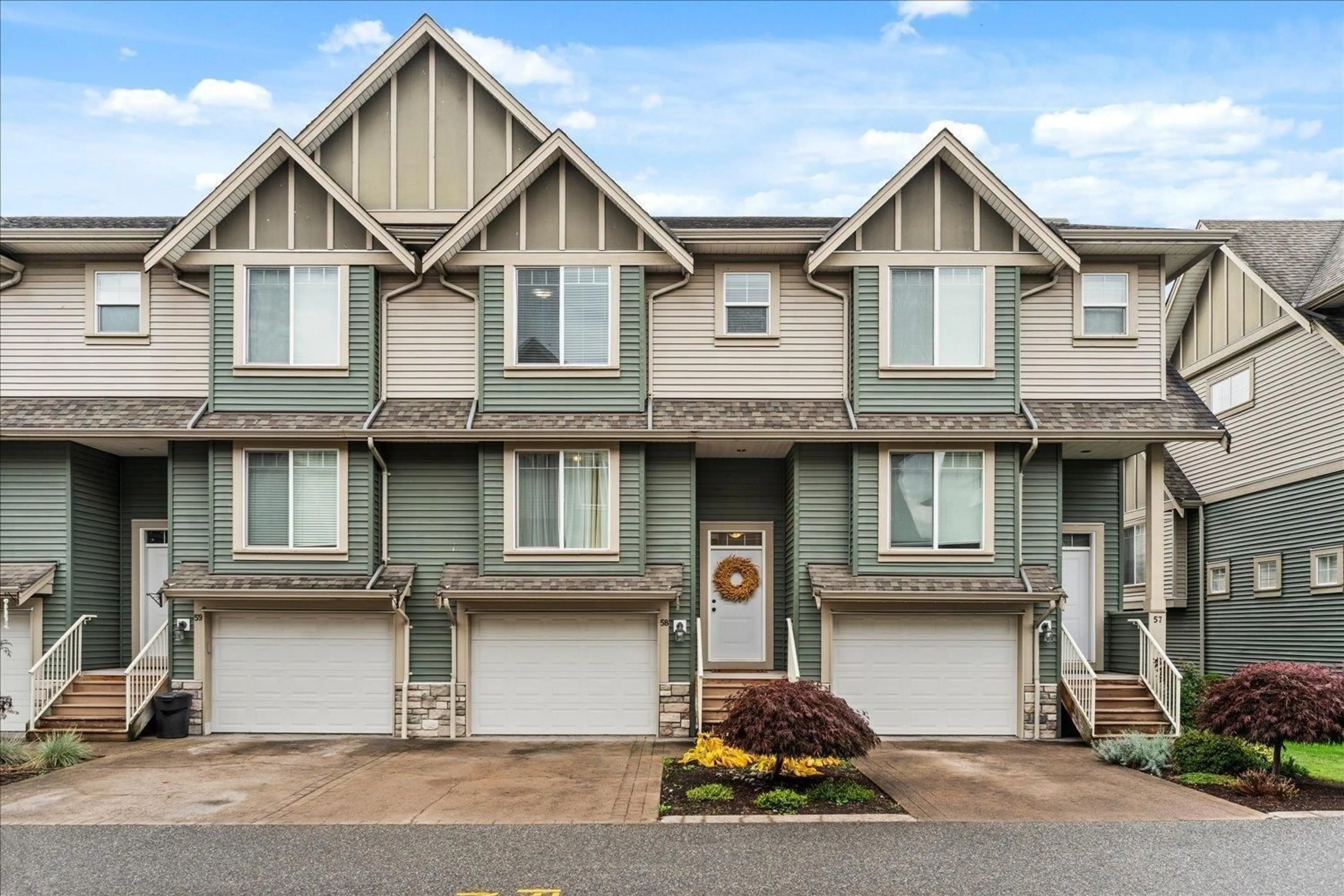 Home with vinyl exterior material, street for 58 - 6498 SOUTHDOWNE PLACE, Chilliwack British Columbia V2R0K3