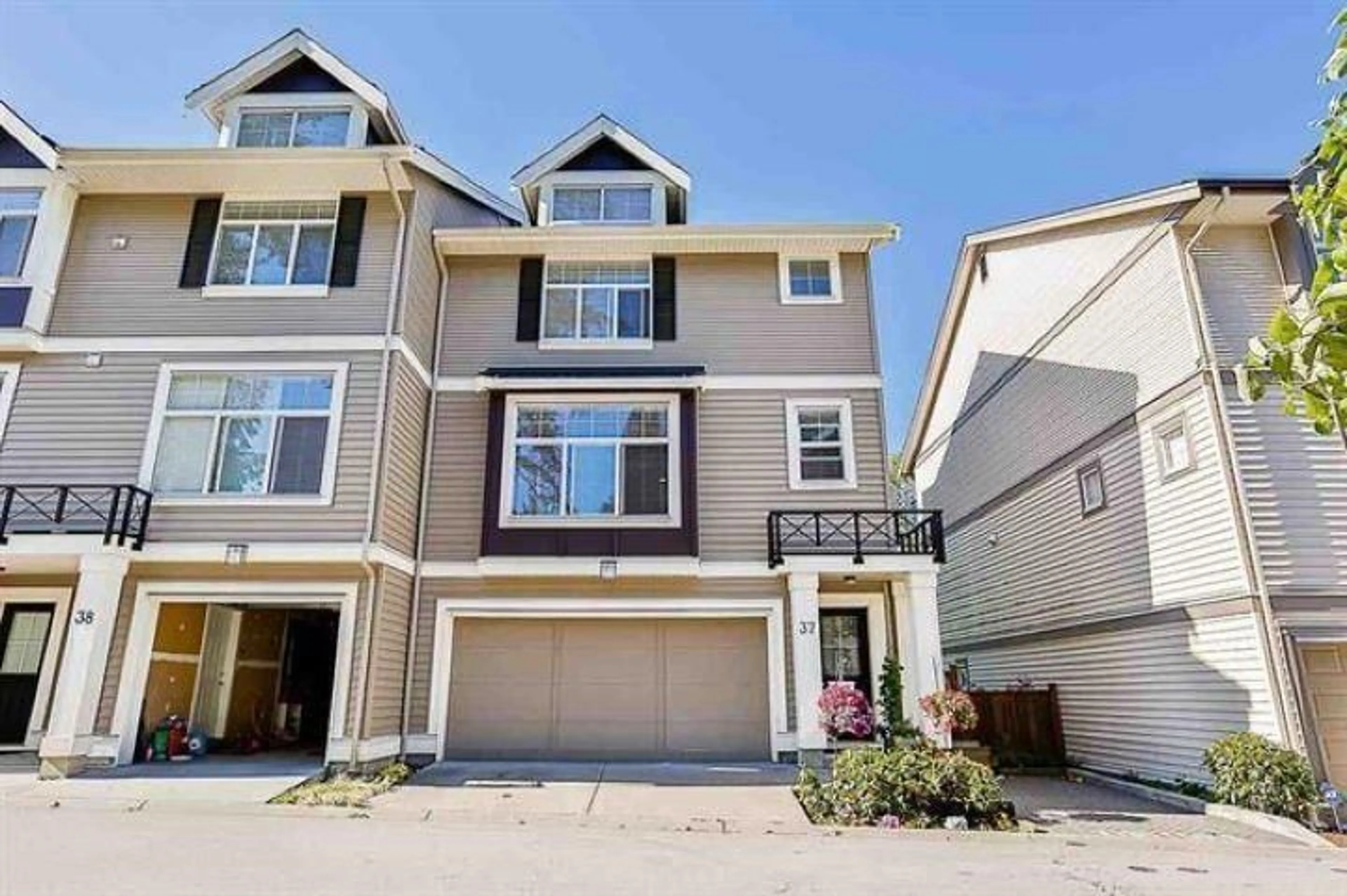 Home with vinyl exterior material, street for 37 - 14377 60, Surrey British Columbia V3X0E2