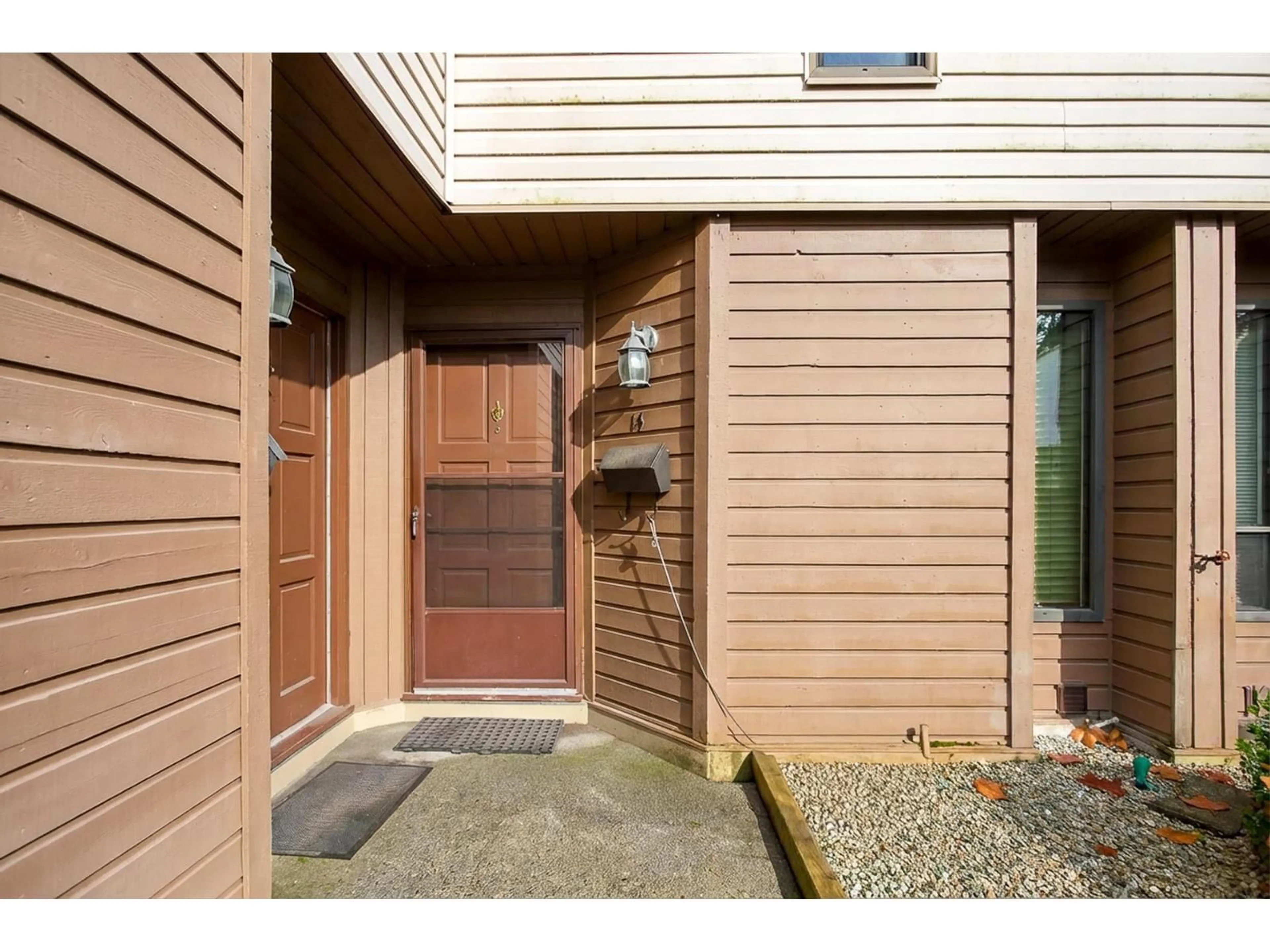 Indoor entryway for 14 - 9400 128 STREET, Surrey British Columbia V3V5N4