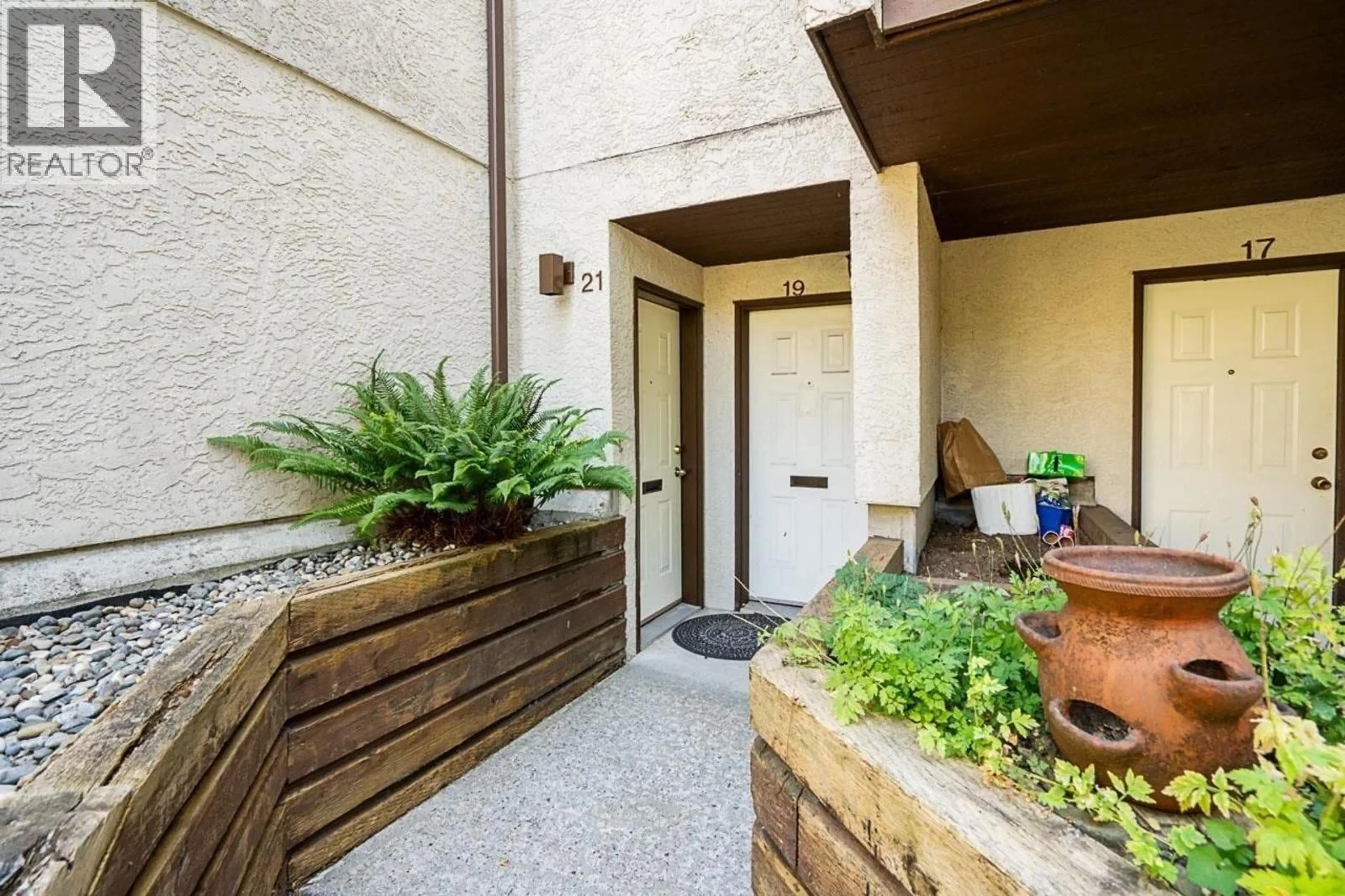 Indoor entryway for 21 - 385 GINGER DRIVE, New Westminster British Columbia V3L5L6