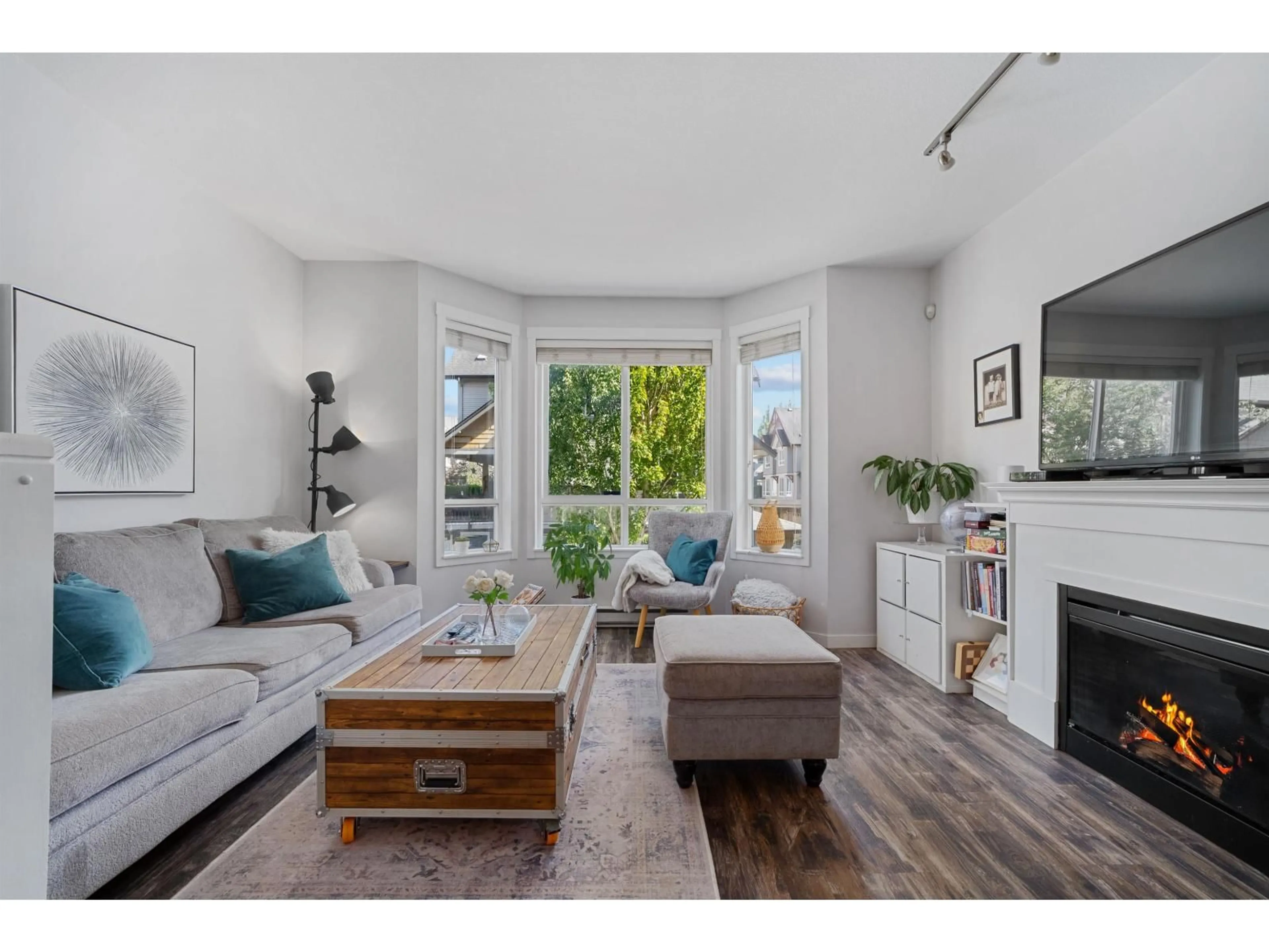 Living room with furniture, wood/laminate floor for 31 - 16789 60, Surrey British Columbia V3S1S8