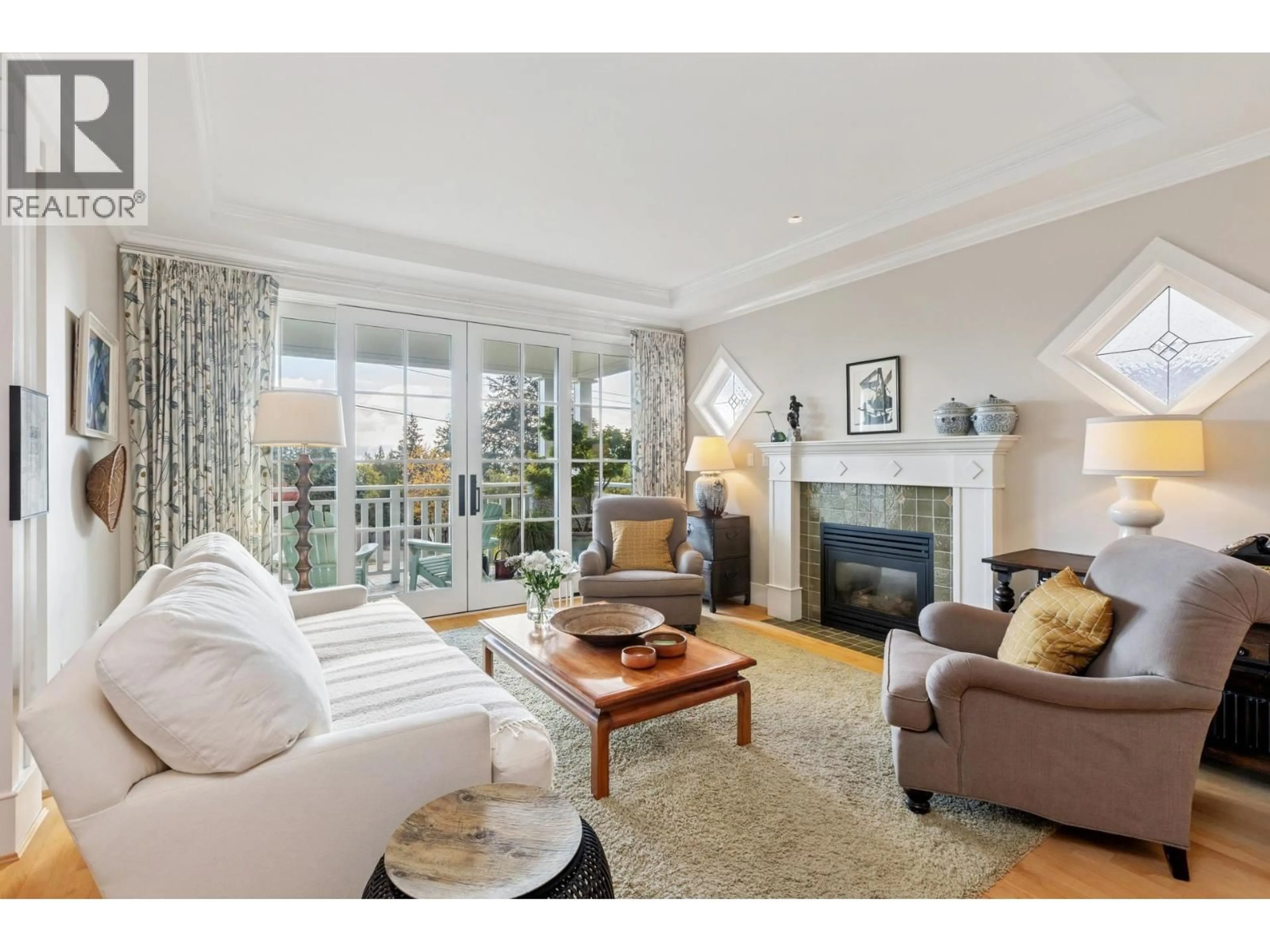 Living room with furniture, wood/laminate floor for 458 21ST STREET, North Vancouver British Columbia V7L3C2