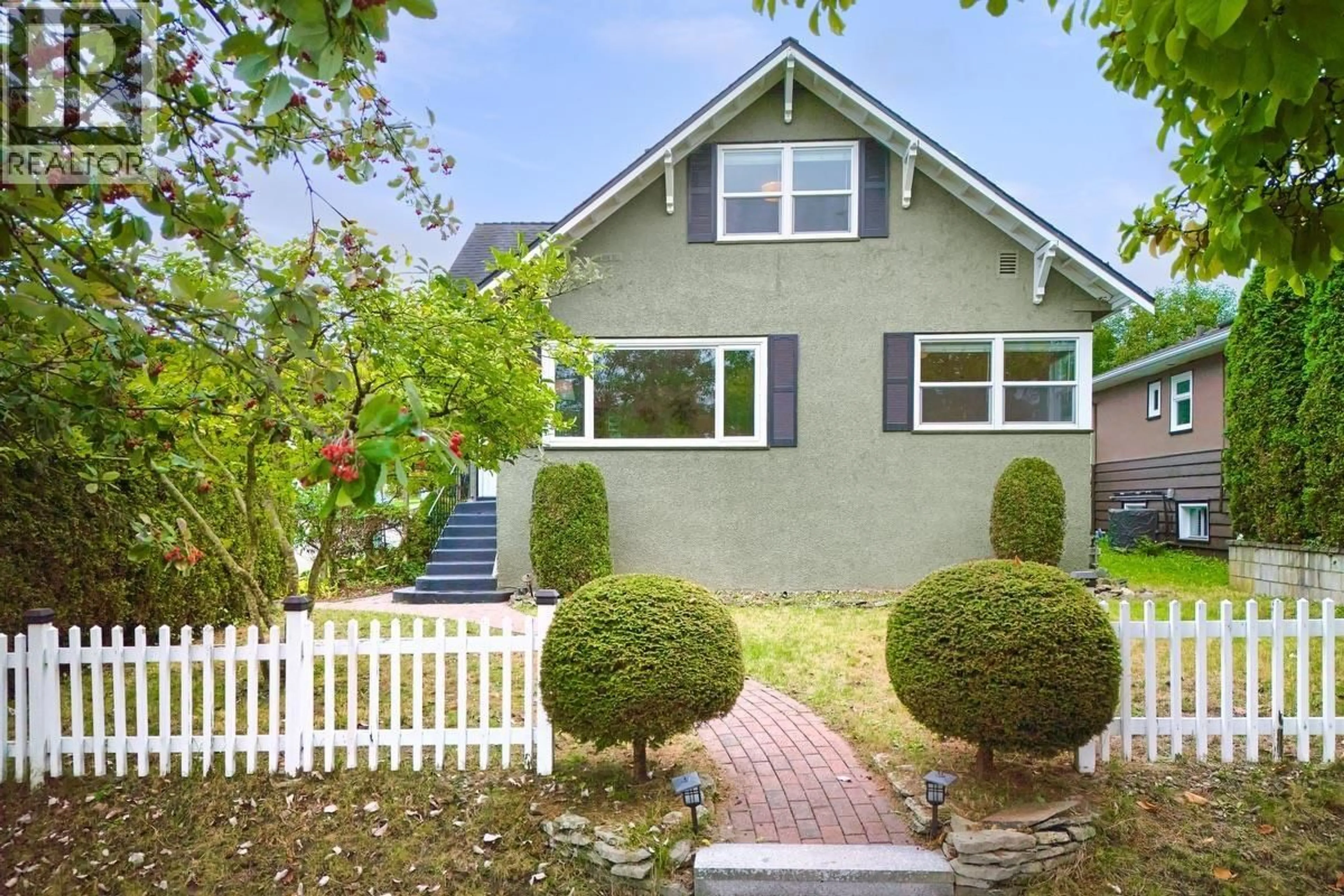 Home with vinyl exterior material, street for 102 DURHAM STREET, New Westminster British Columbia V3L1X1