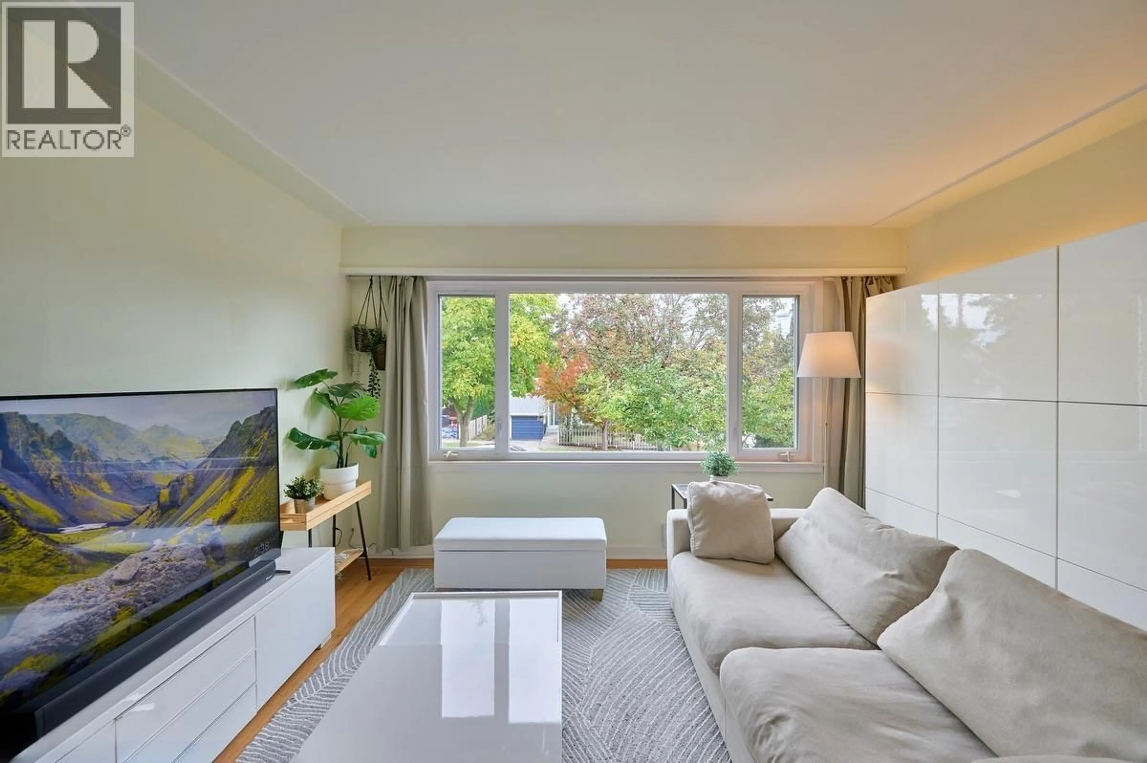 Living room with furniture, wood/laminate floor for 102 DURHAM STREET, New Westminster British Columbia V3L1X1