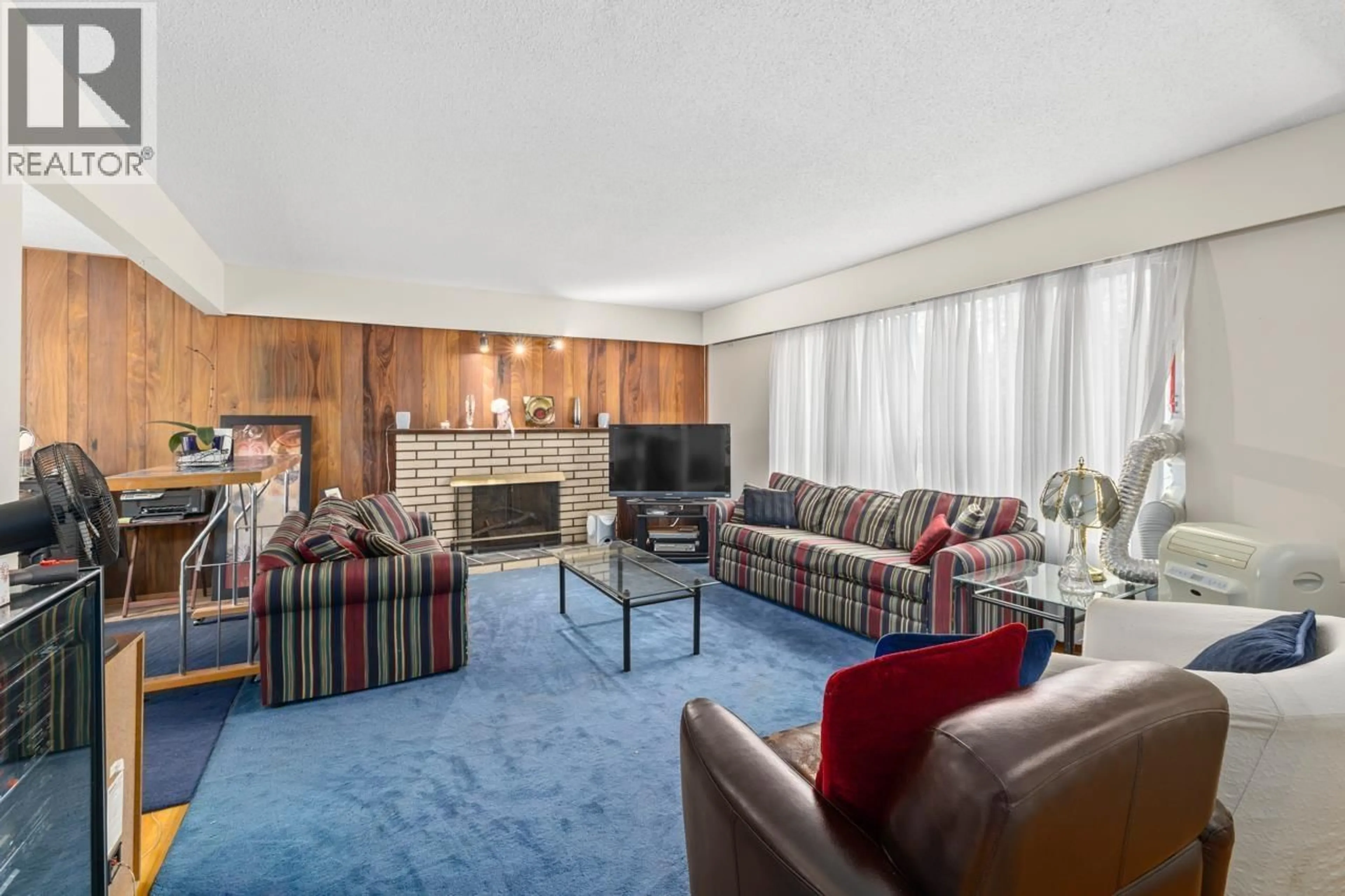 Living room with furniture, carpet floor for 3878 ROYAL OAK AVENUE, Burnaby British Columbia V5G3M2