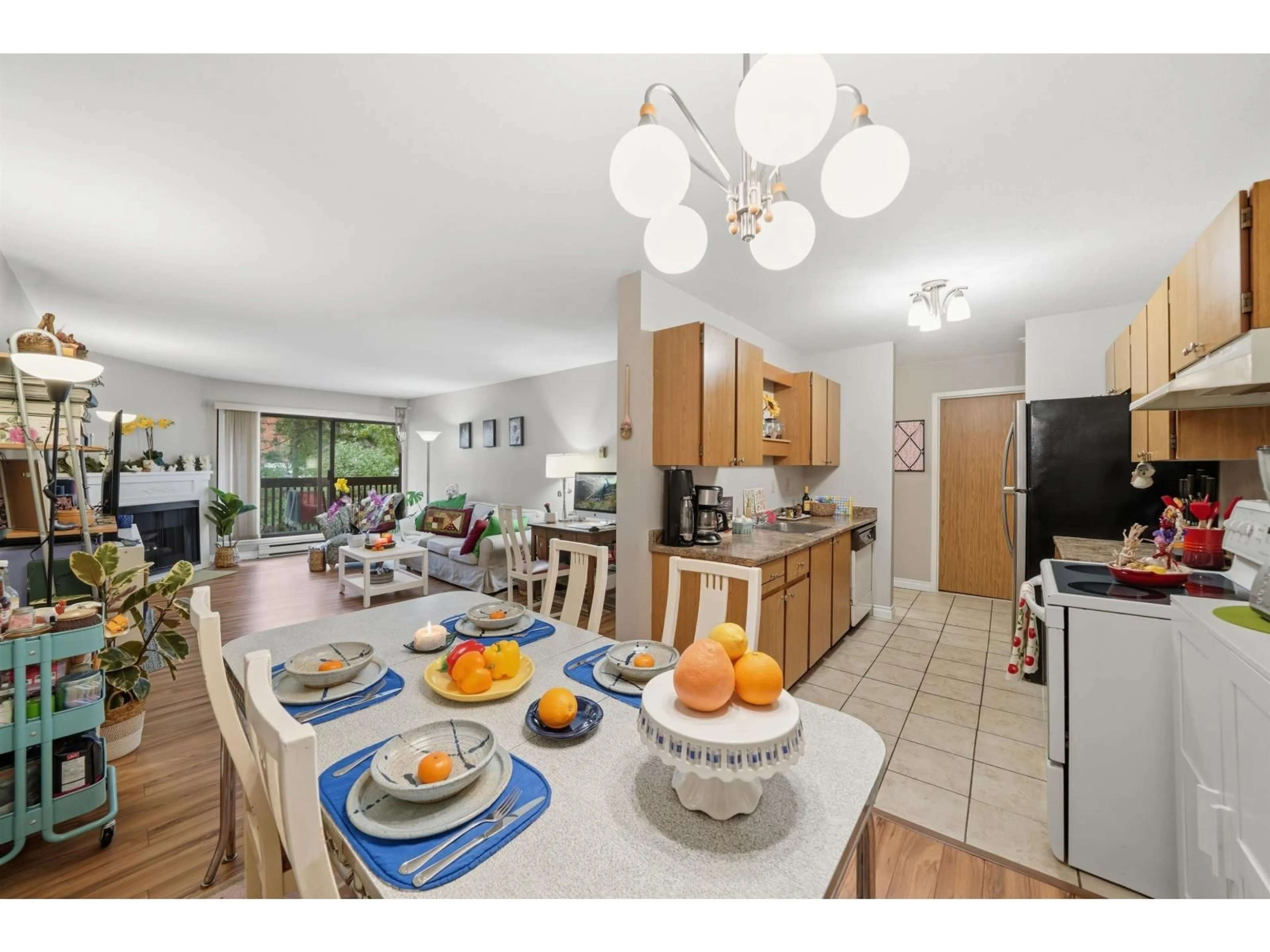 Open concept kitchen, ceramic/tile floor for 311 - 9682 134, Surrey British Columbia V3T5L6