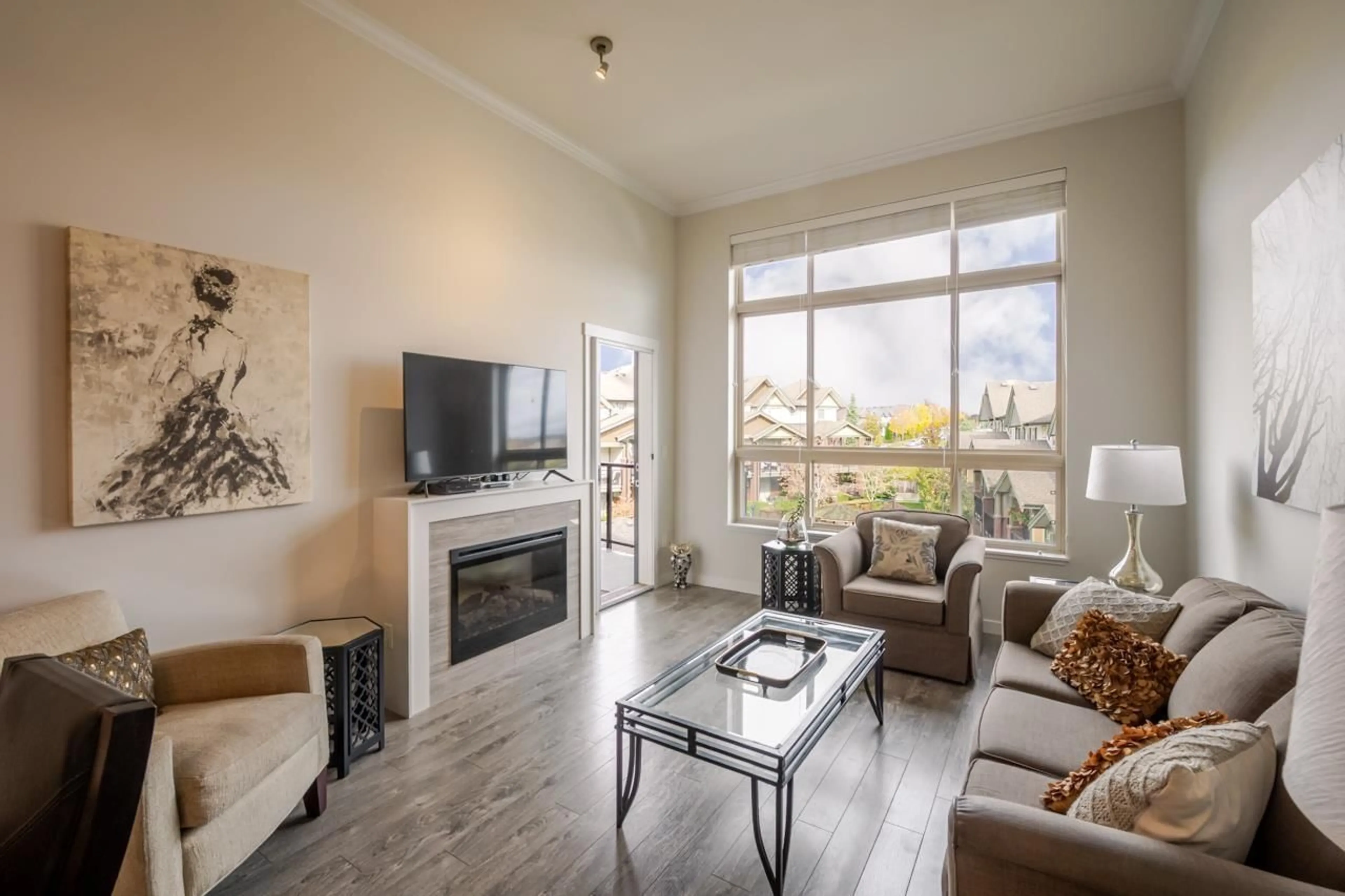 Living room with furniture, wood/laminate floor for 404 - 19201 66A, Surrey British Columbia V4N6N7