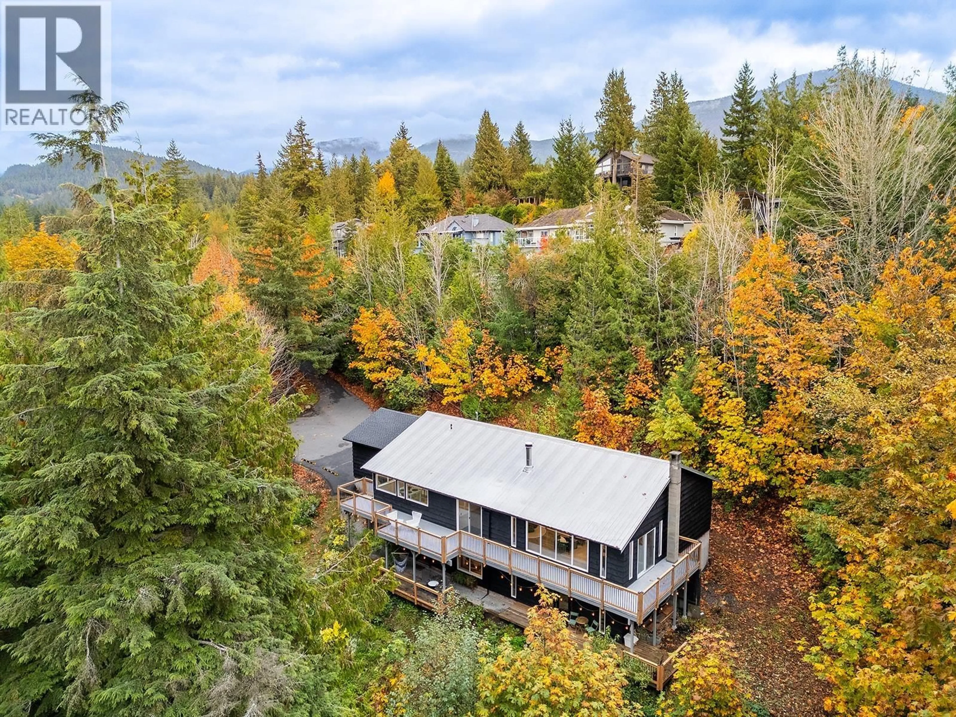 A pic from outside/outdoor area/front of a property/back of a property/a pic from drone, mountain view for 40202 SKYLINE DRIVE, Squamish British Columbia V8B0L1