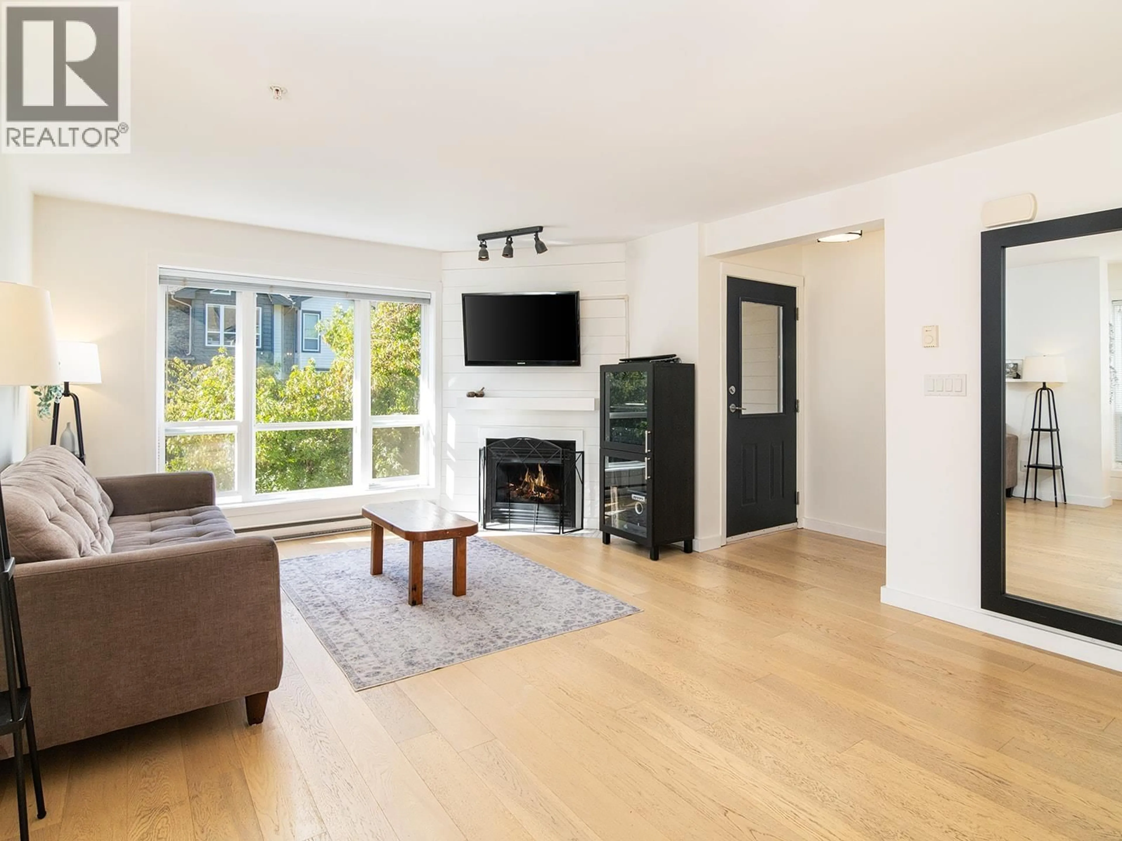 Living room with furniture, wood/laminate floor for 2 - 1261 MAIN STREET, Squamish British Columbia V8B0P7