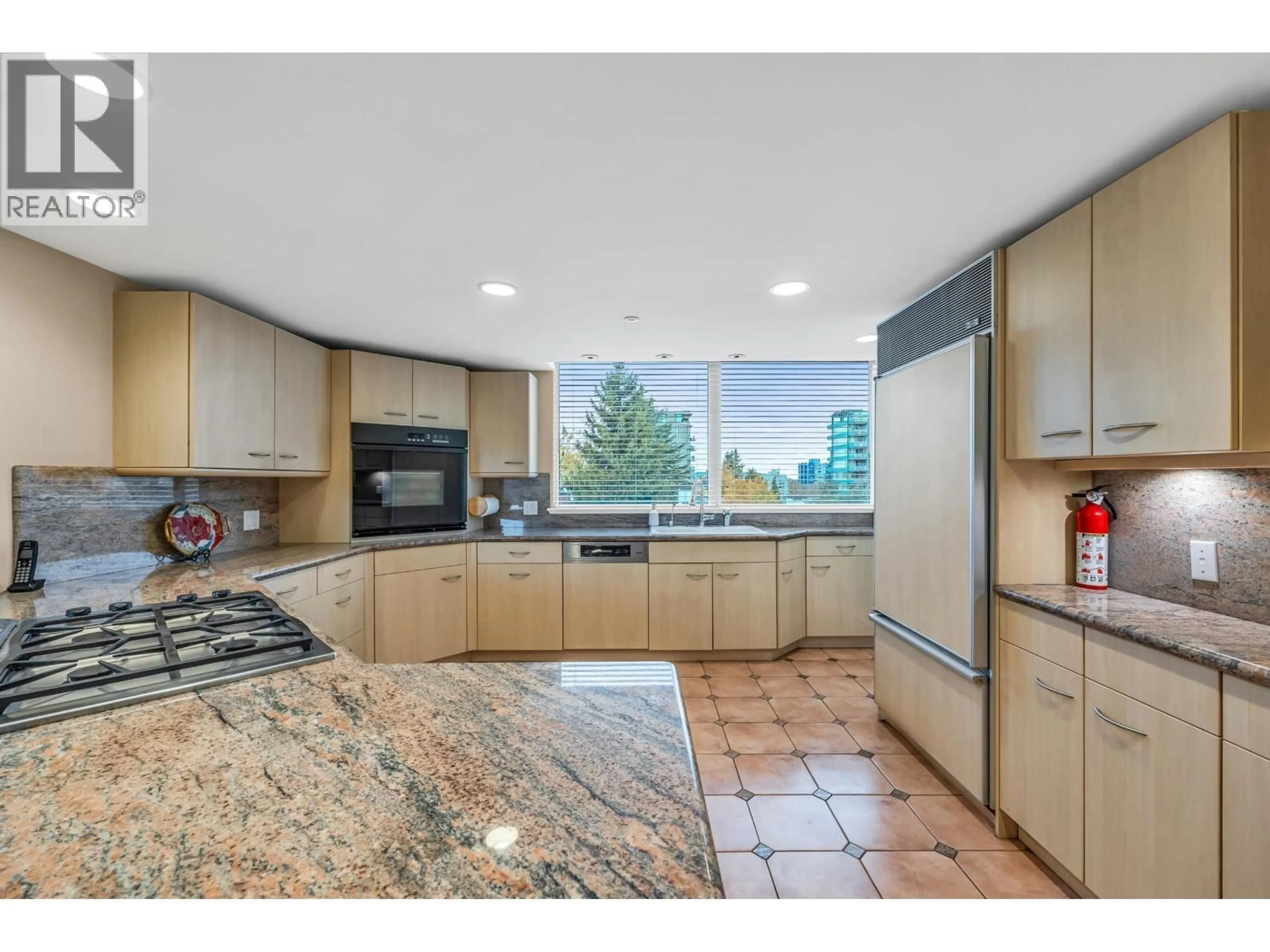 Open concept kitchen, ceramic/tile floor for 6 - 1350 14TH AVENUE, Vancouver British Columbia V6H1R1