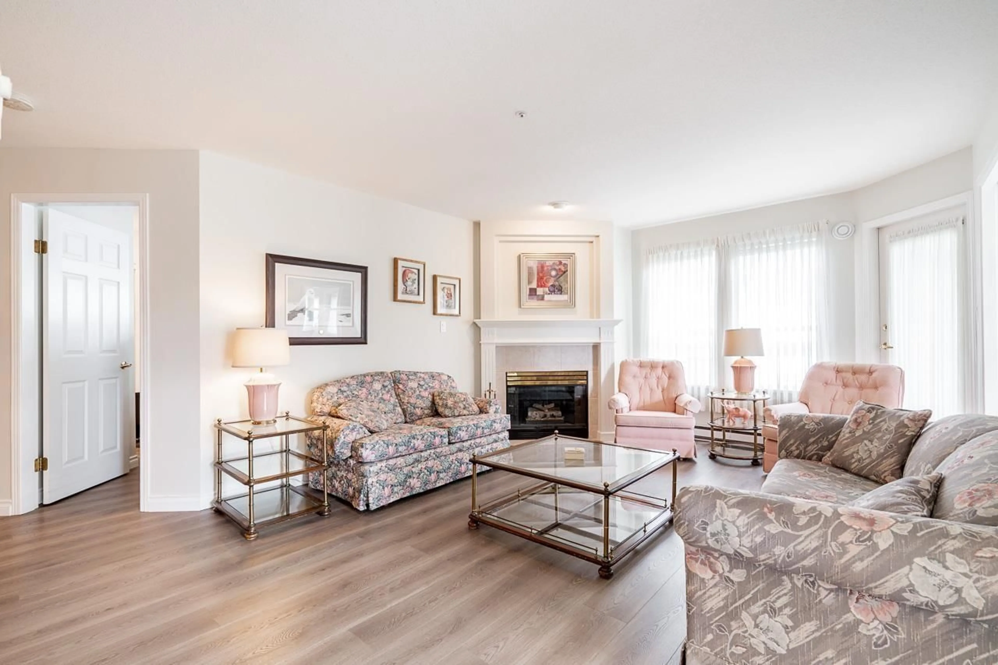 Living room with furniture, wood/laminate floor for 205 - 1576 MERKLIN, White Rock British Columbia V4B5K2