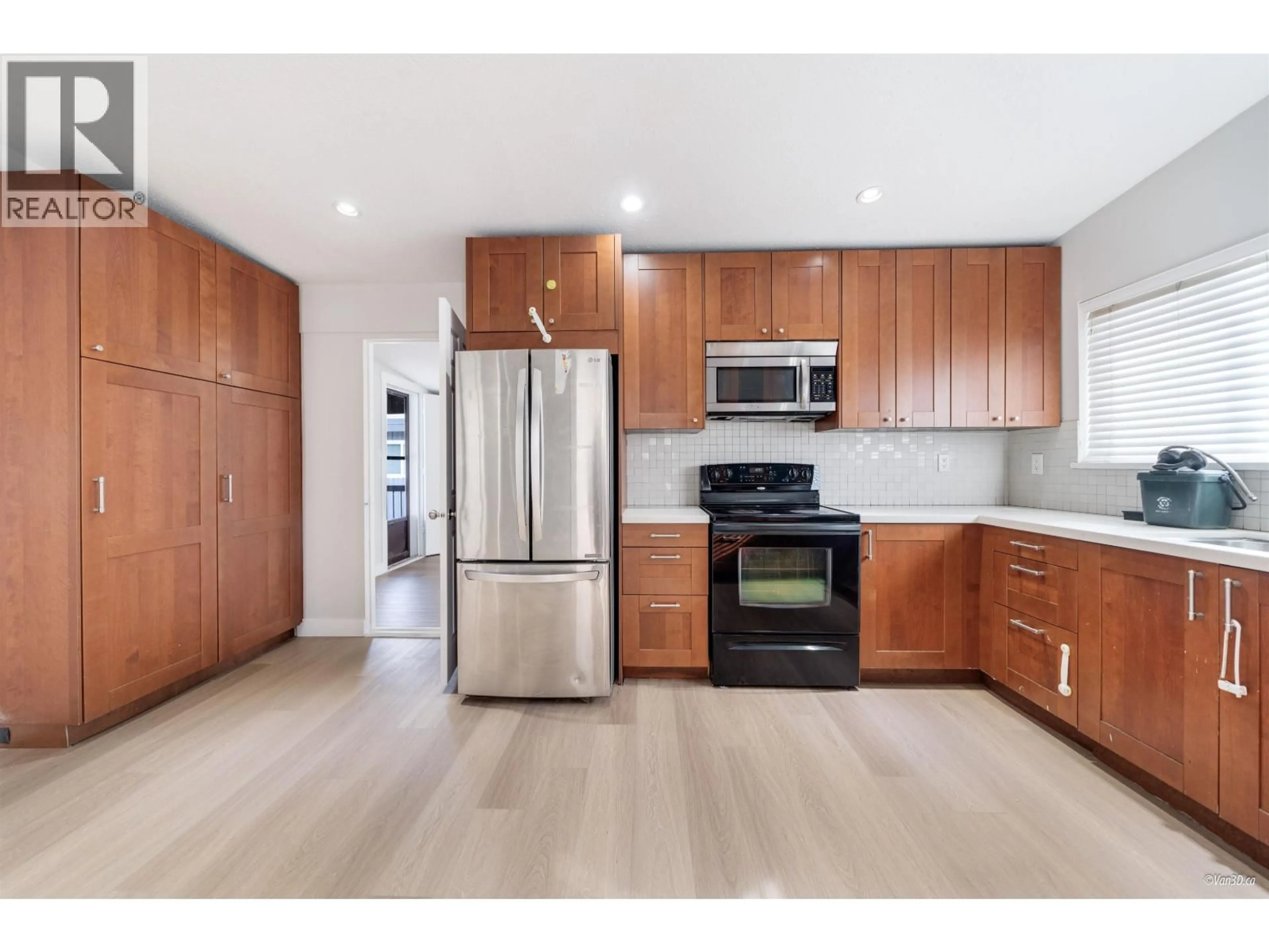 Open concept kitchen, wood/laminate floor for 7148 6TH STREET, Burnaby British Columbia V5E3T5