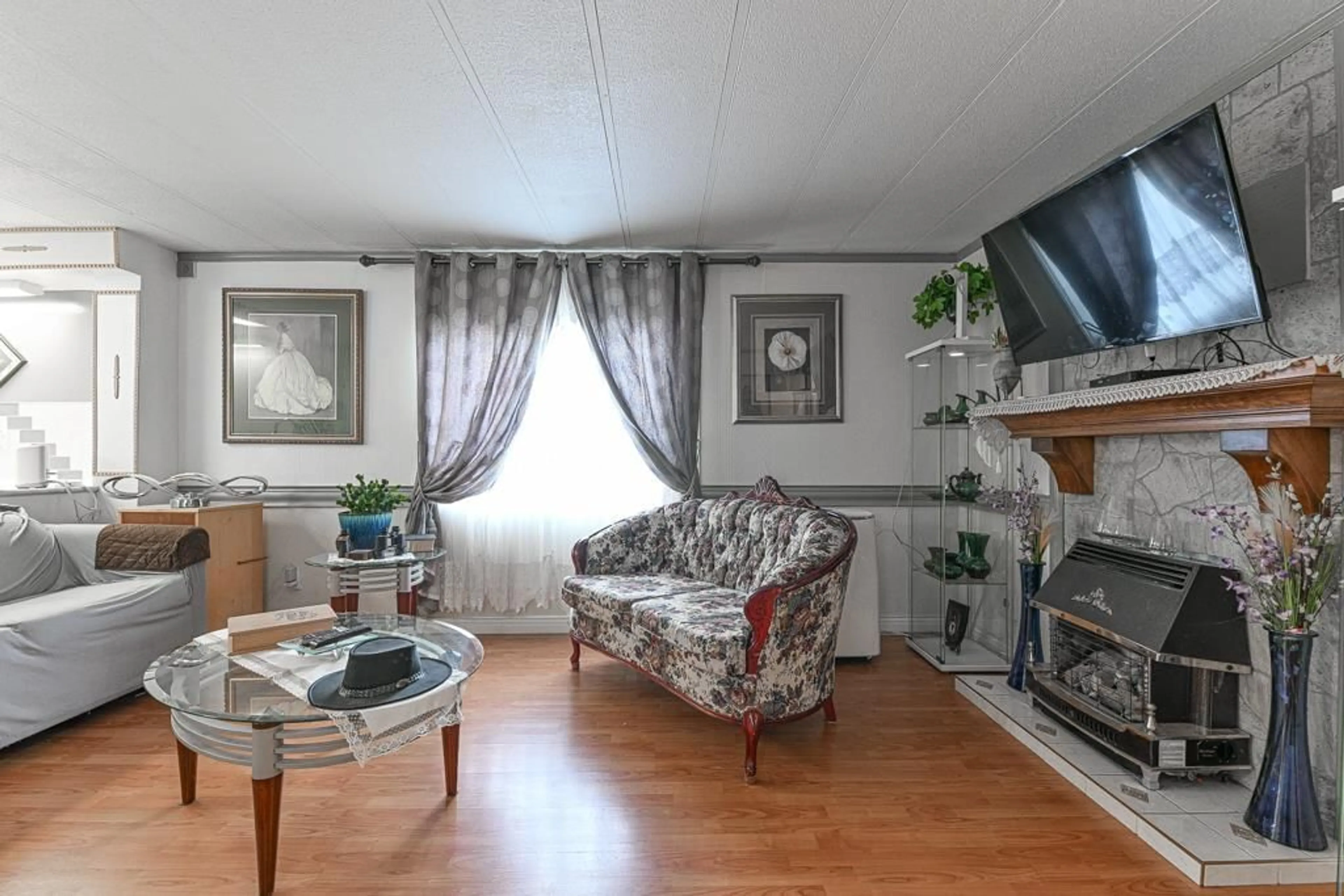 Living room with furniture, wood/laminate floor for 43 - 2035 MARTENS ST., Abbotsford British Columbia V2T6M4