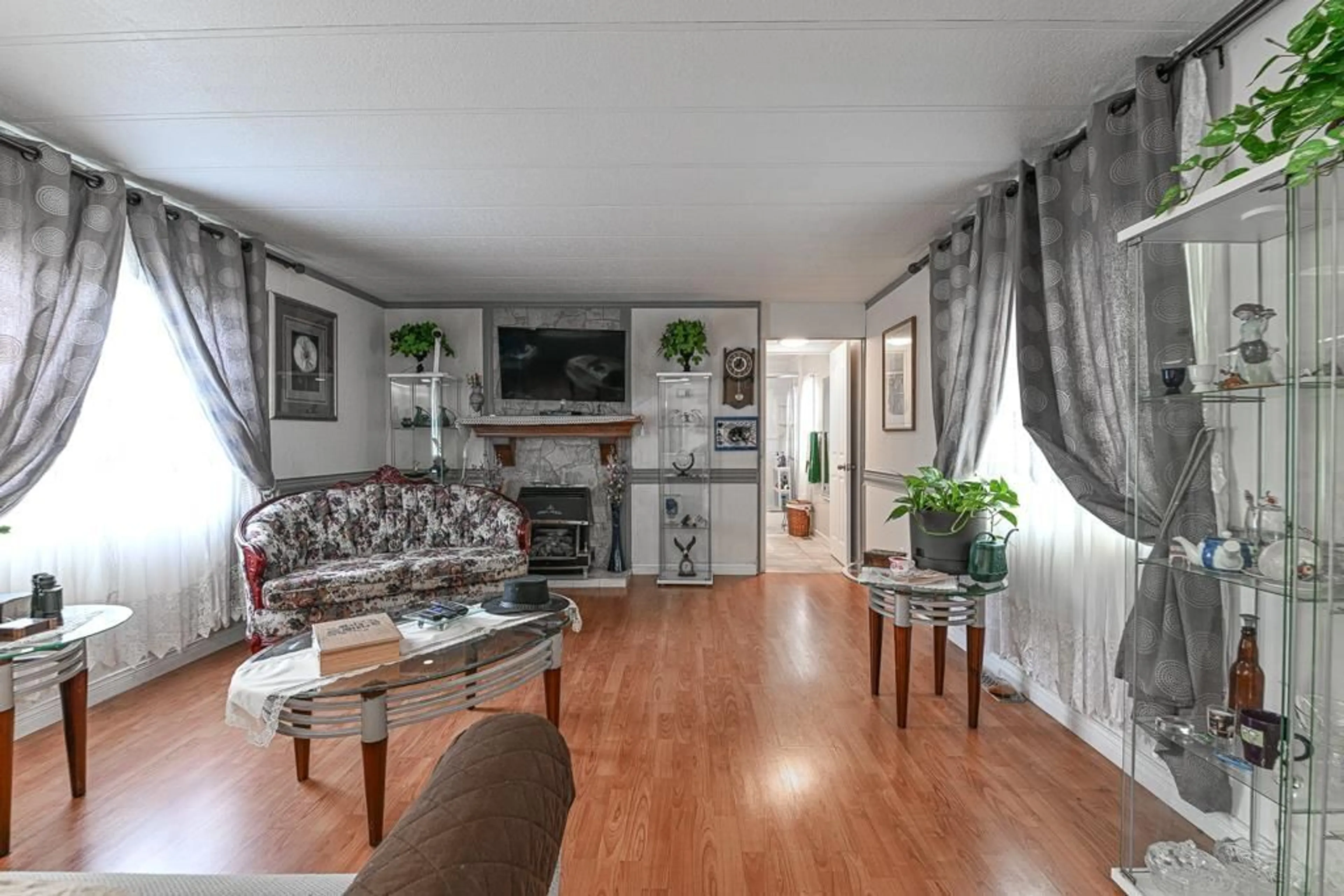 Living room with furniture, wood/laminate floor for 43 - 2035 MARTENS ST., Abbotsford British Columbia V2T6M4