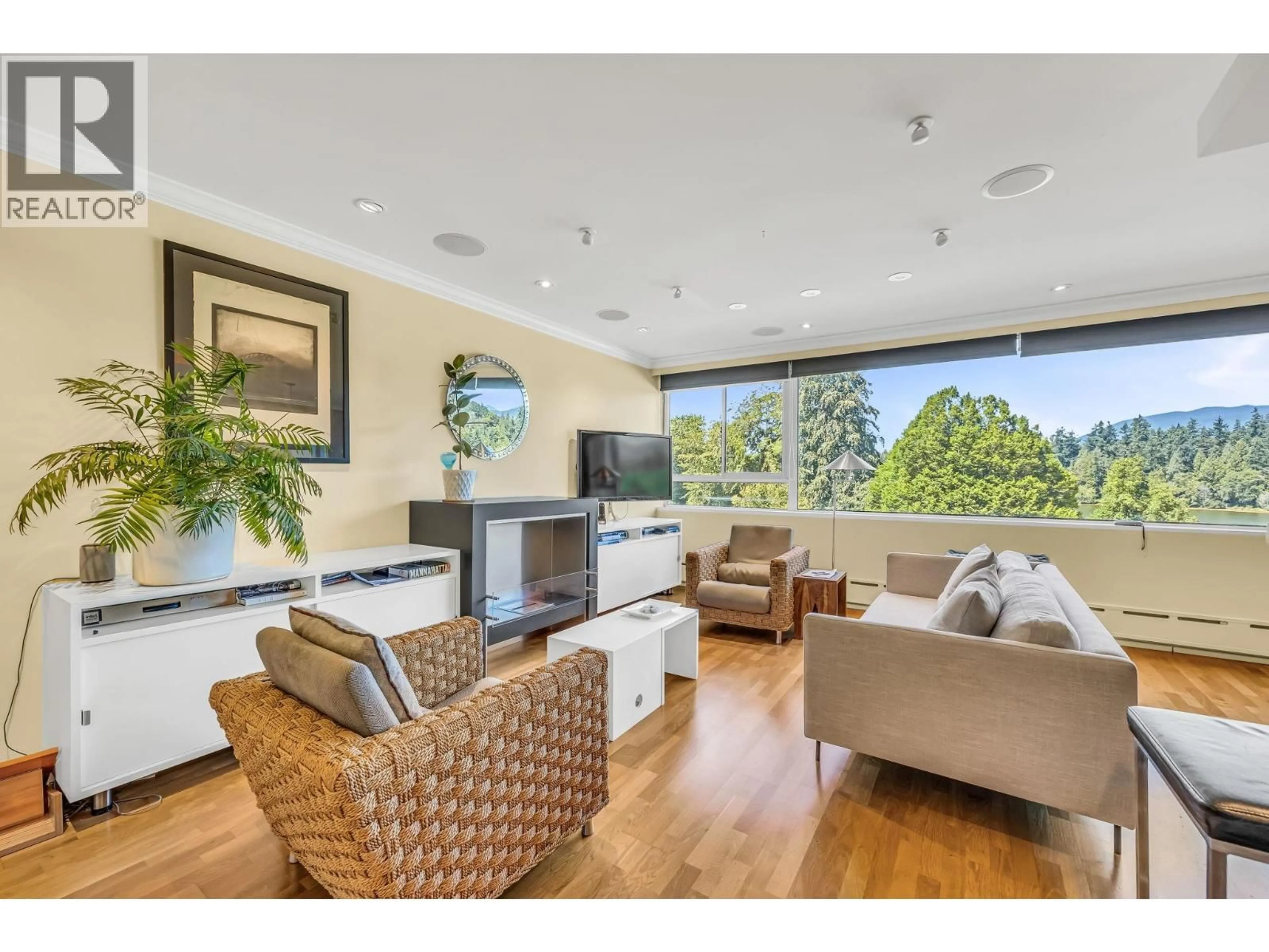 Living room with furniture, wood/laminate floor for 104 - 710 CHILCO STREET, Vancouver British Columbia V6G2S1