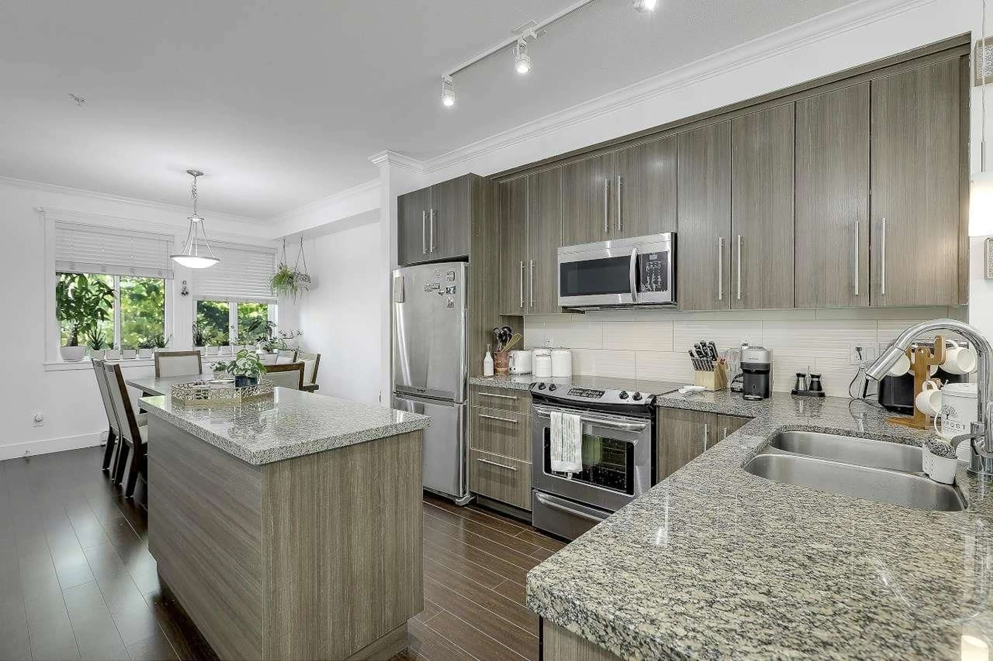 Open concept kitchen, unknown for 94 - 8251 209B, Langley British Columbia V2Y0J9
