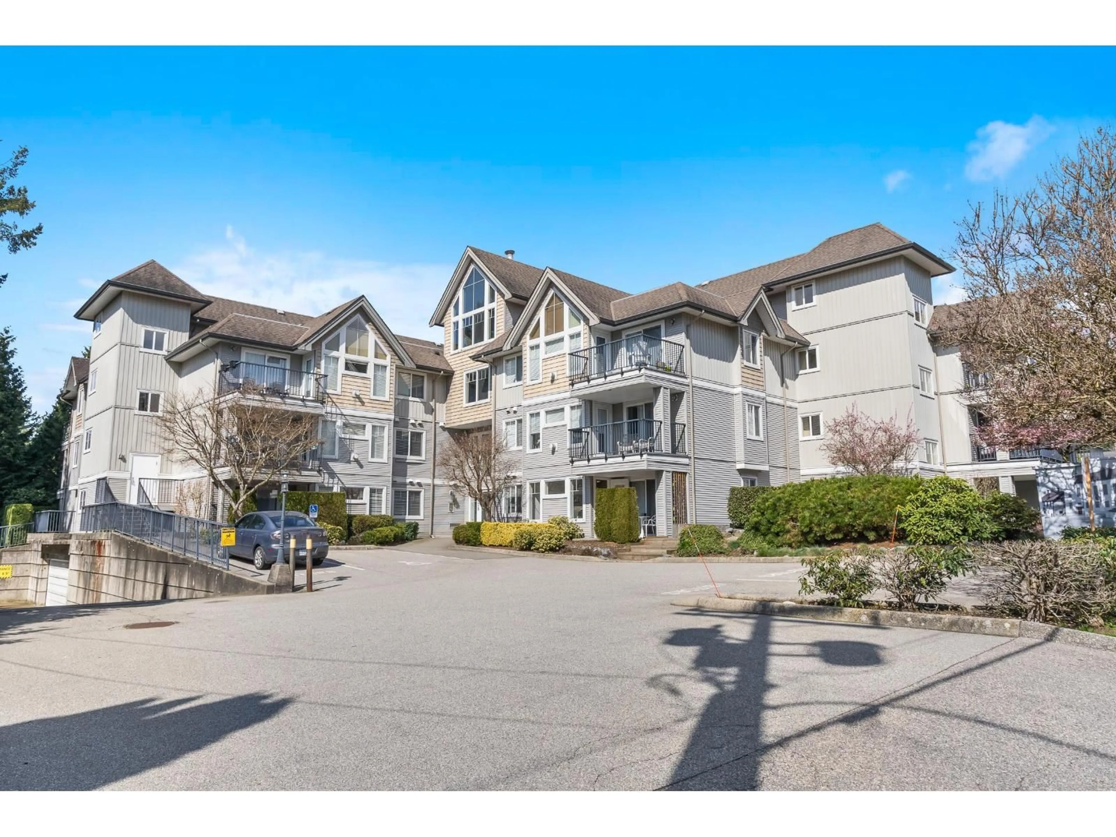 A pic from outside/outdoor area/front of a property/back of a property/a pic from drone, unknown for 302 - 32638 7, Mission British Columbia V2V7P4