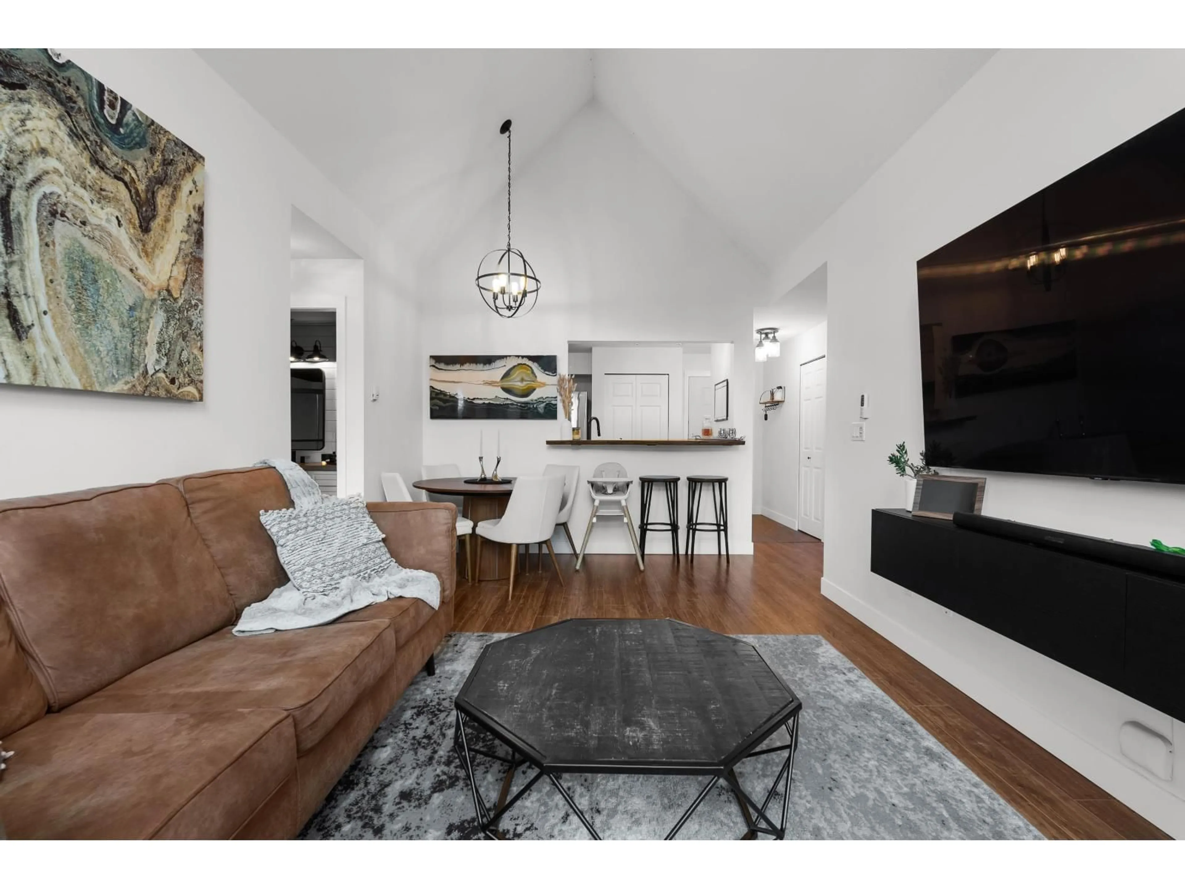 Living room with furniture, wood/laminate floor for 302 - 32638 7, Mission British Columbia V2V7P4