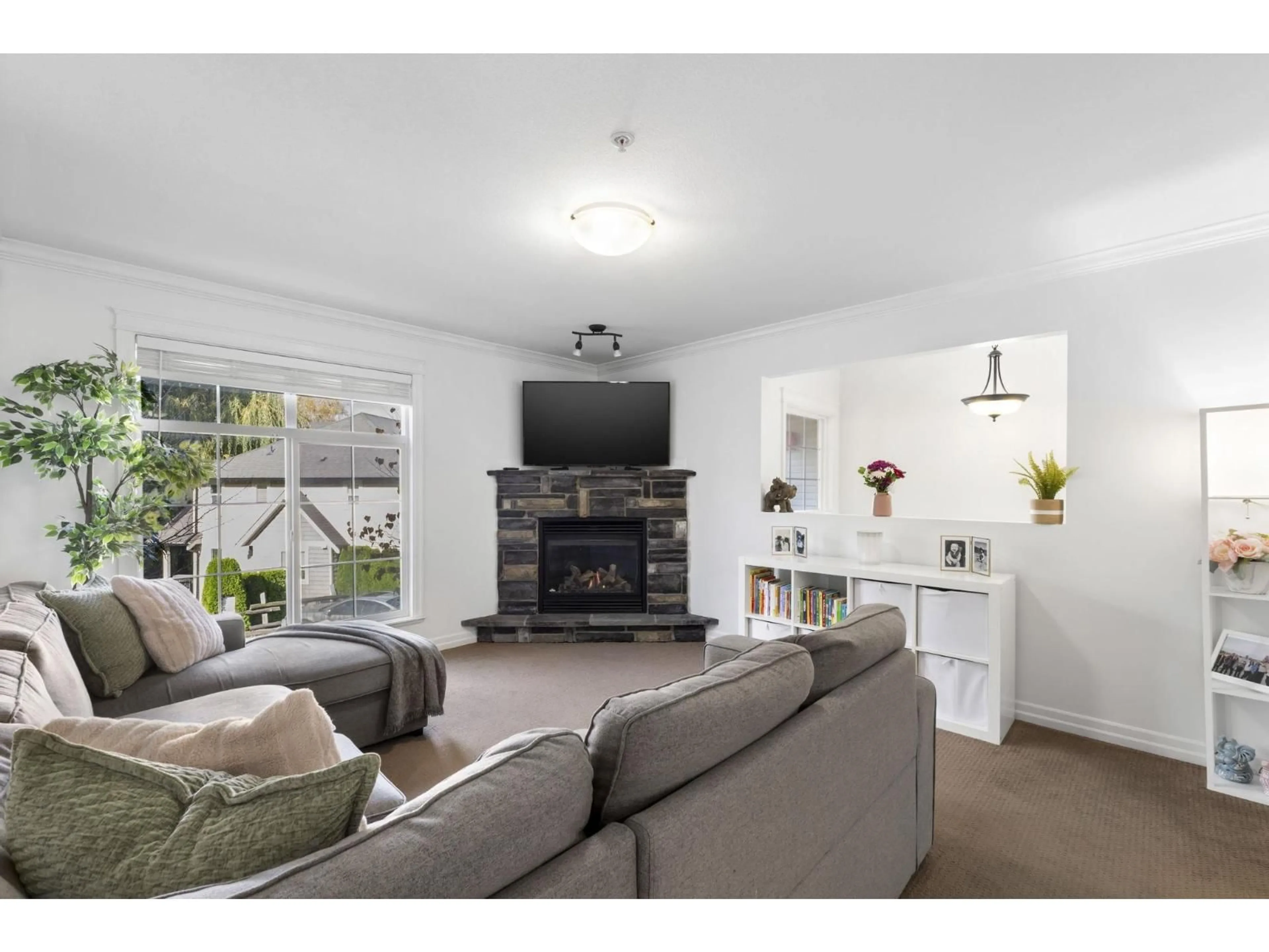 Living room with furniture, wood/laminate floor for 15 - 46832 HUDSON ROAD, Chilliwack British Columbia V2R0L9