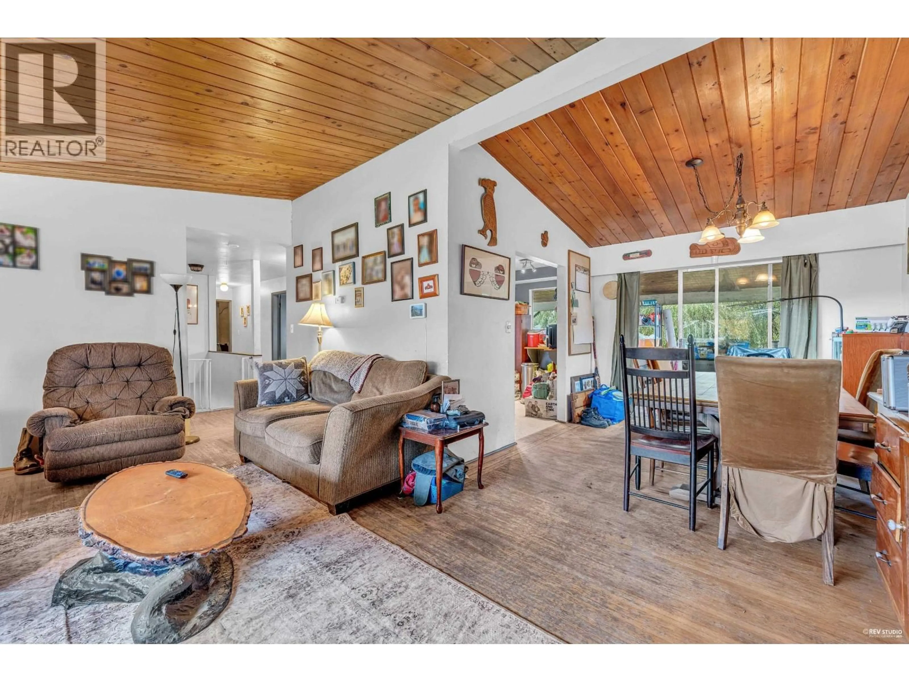 Living room with furniture, wood/laminate floor for 5018 57 STREET, Ladner British Columbia V4K3E9