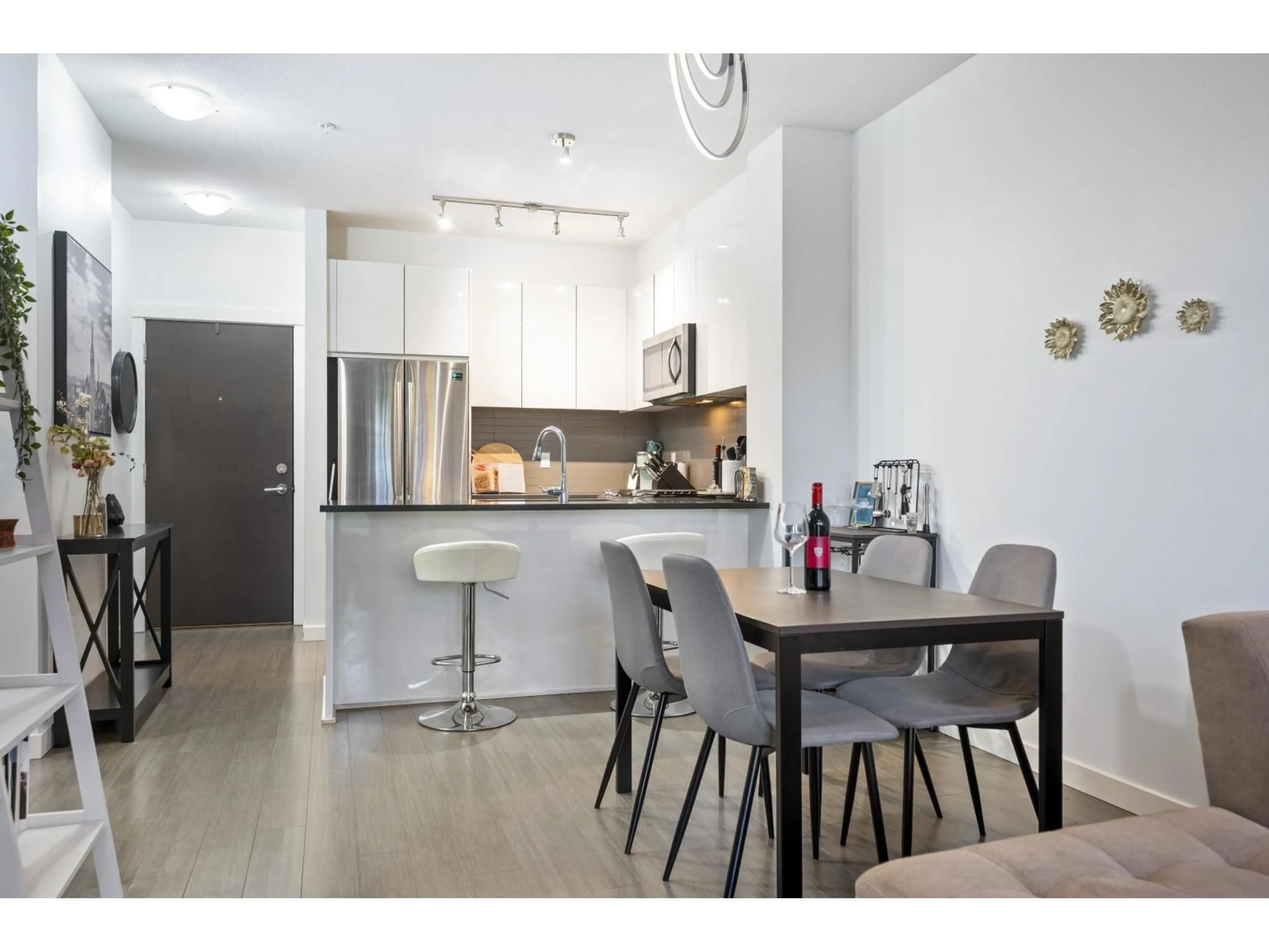 Open concept kitchen, unknown for 212 - 15137 33, White Rock British Columbia V3Y0Y5